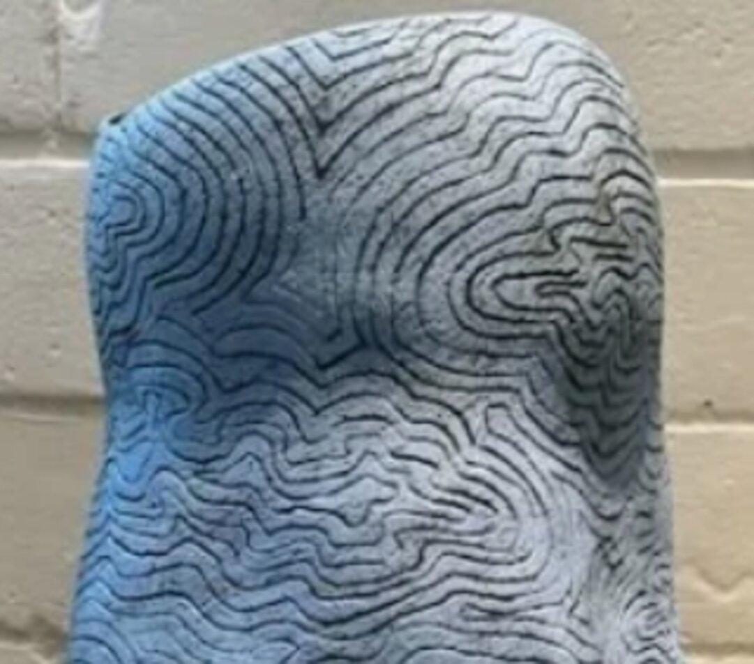 Nature Braida è una scultrice e artista ceramica britannica nota per i suoi vasi di terracotta costruiti a mano e ispirati ai ritmi naturali dei paesaggi costieri e della brughiera intorno a Scarborough. Dopo aver studiato ceramica a Cheltenham e