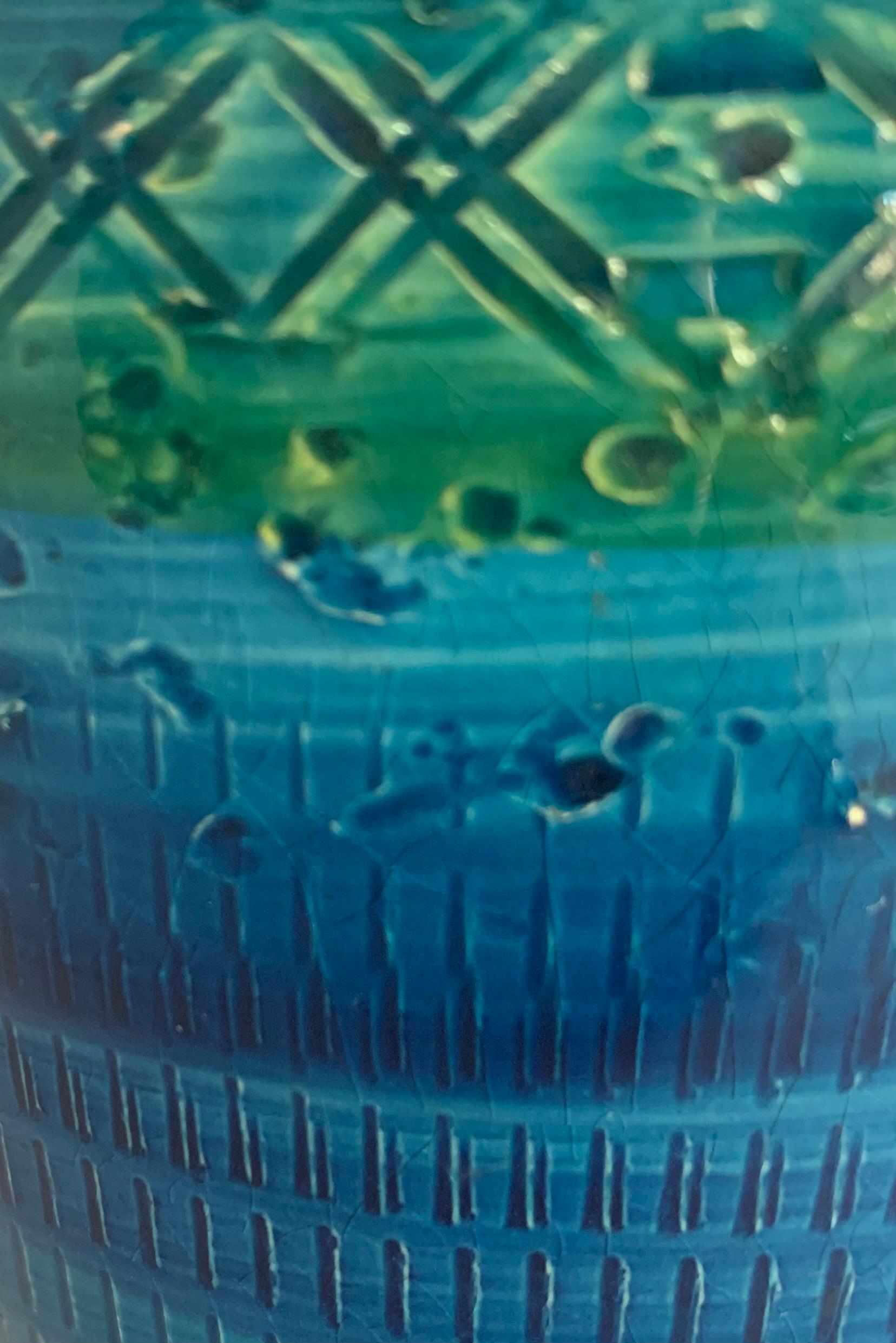 Vase à motif de chevrons géométriques à rayures vertes et bleu vif, France, milieu du siècle dernier Bon état - En vente à New York, NY