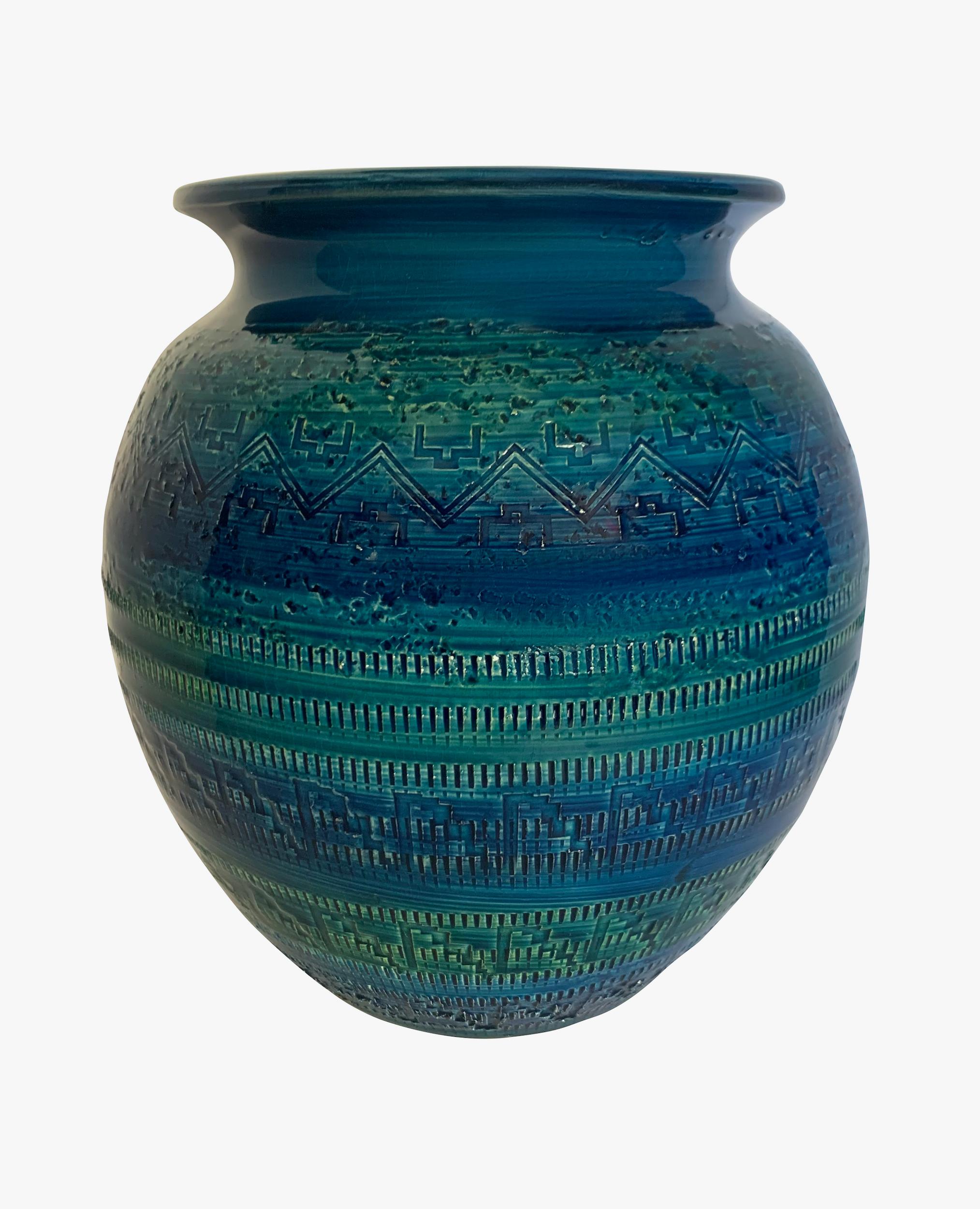 Grand vase français du milieu du siècle, émaillé bleu vif, à motif géométrique.
Large ouverture de la bouche.
Bande verte accentuée.
Peut contenir de l'eau.
D'une grande collection.