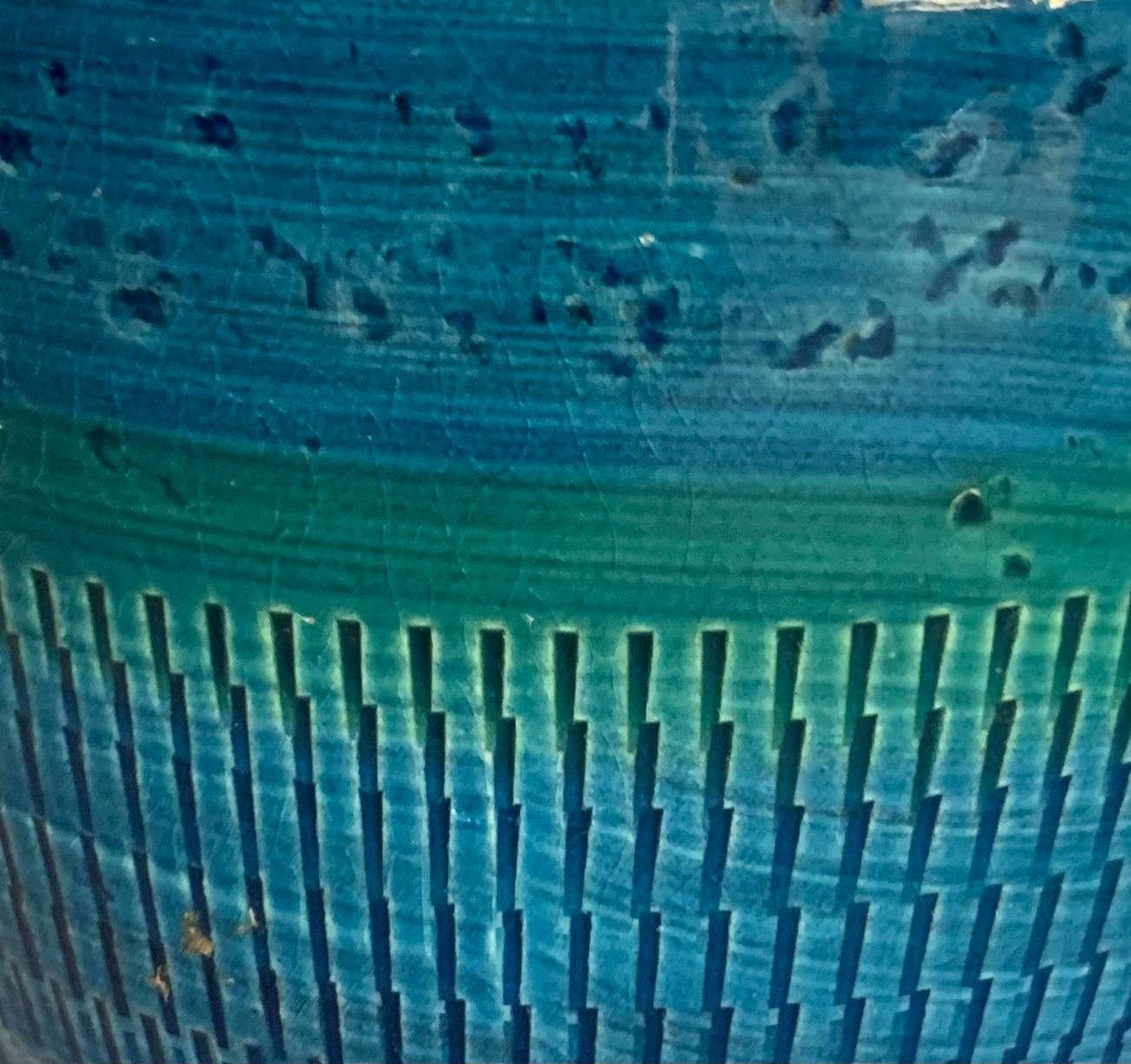 Français Vase à motif géométrique bleu vif avec rayures vertes, France, milieu du siècle dernier en vente