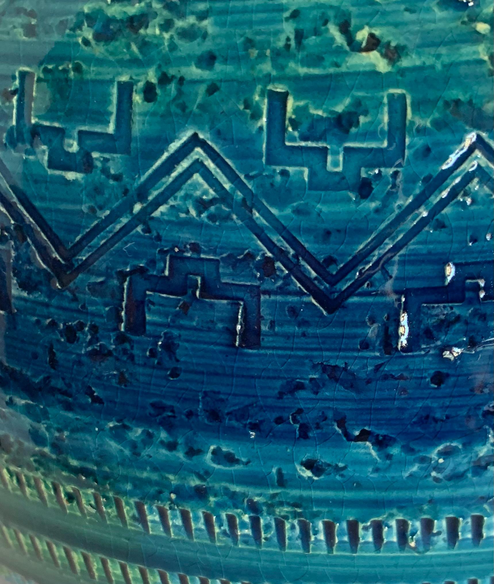 Vase à motif géométrique bleu vif avec rayures vertes, France, milieu du siècle dernier Bon état - En vente à New York, NY