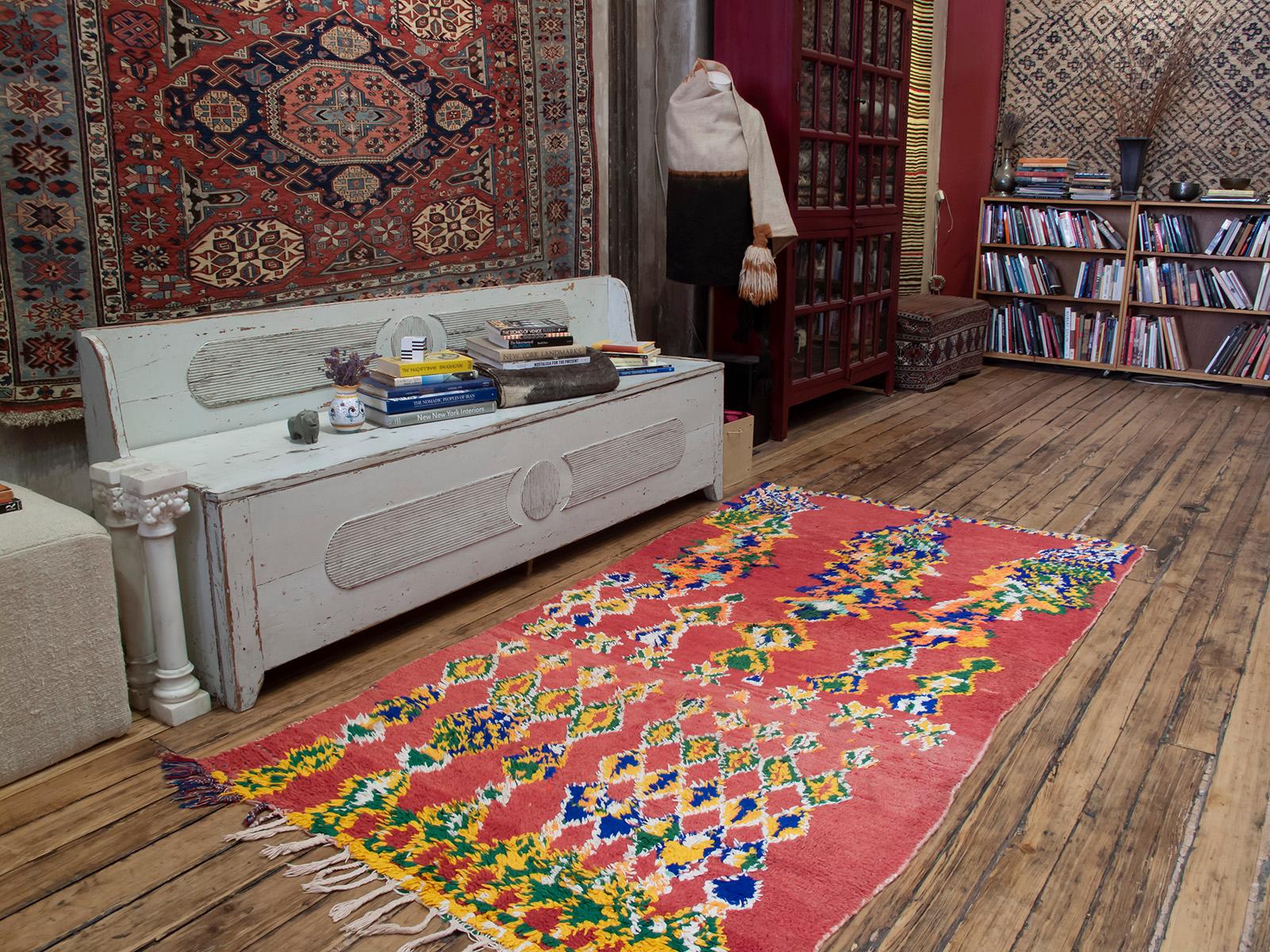 Did the weaver keep changing her mind or did she know what she wanted all along? A bright and cheerful rug from the vicinity of Boujad in the Beni Mellal-Khenifra region in central Morocco - an authentic, home-made weaving brimming with creative