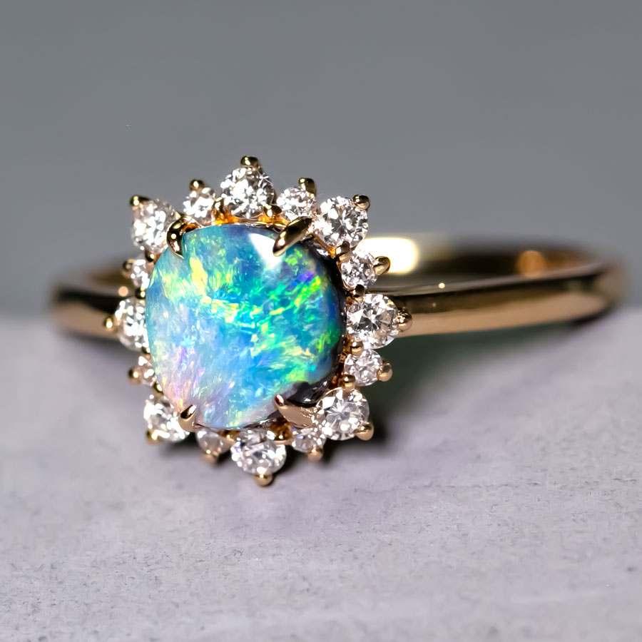 Taille ronde Bague de fiançailles Boulder Opal Halo Diamond Or jaune 18K en vente