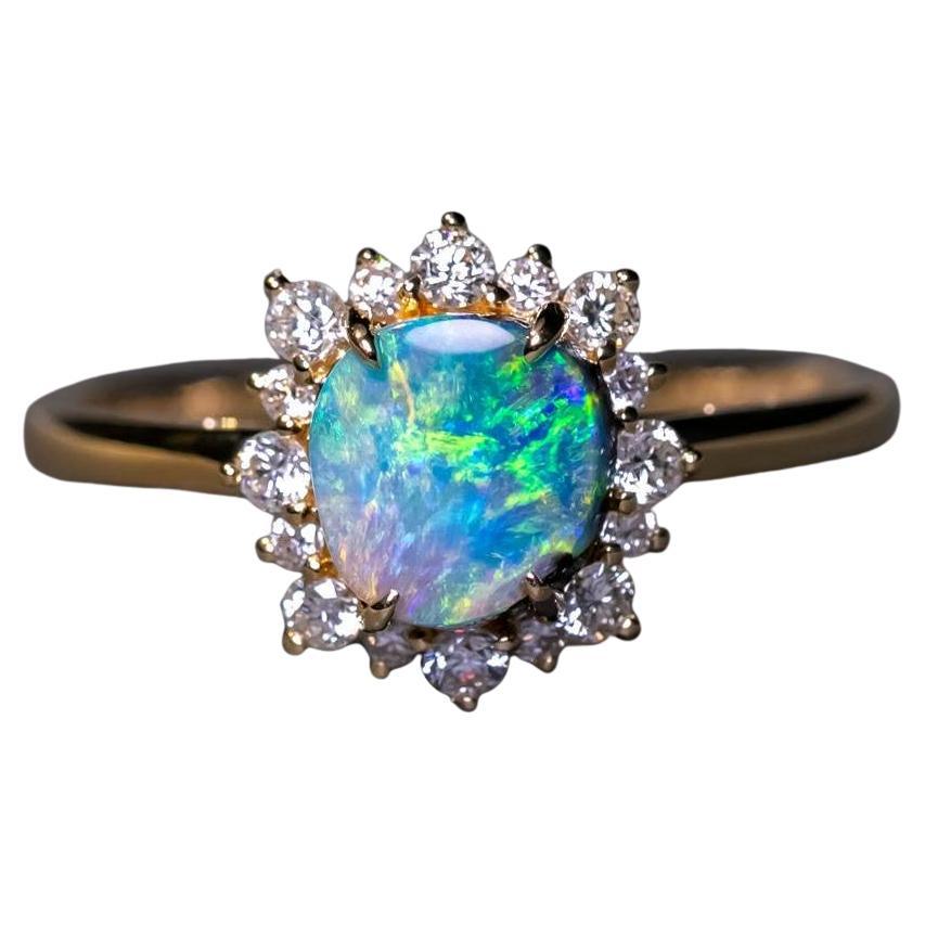 Anello di fidanzamento Boulder Opale brillante con diamante a raggiera in oro giallo 18 carati