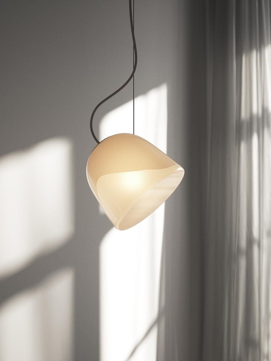 Lampada a sospensione Bright Breeze di Nordic Tales
Creato da Jona Hoejgaard
Dimensioni: Ø 23 x H. 23 cm.
Materiali: Vetro e ottone.
Finitura: Crema Corde tessili.

Le dimensioni possono variare. Tutte le nostre lampade possono essere cablate a