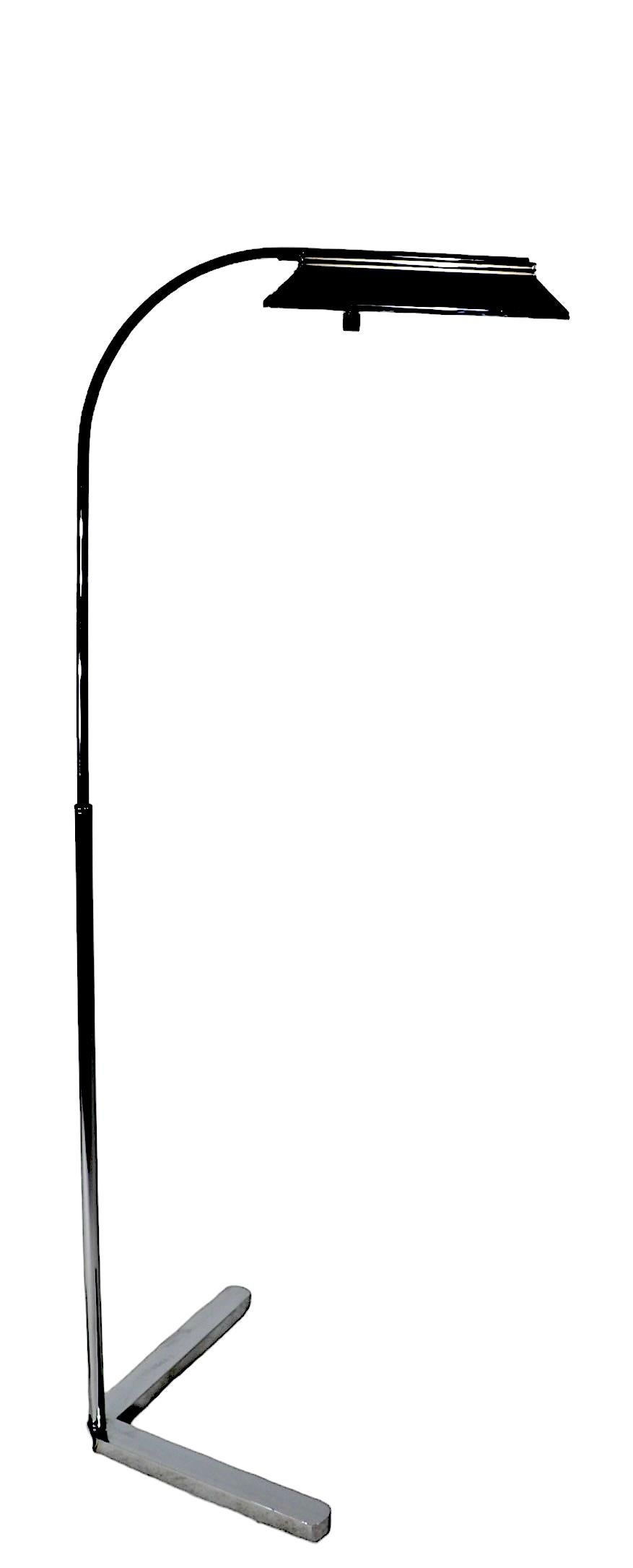 Lampadaire postmoderne de Casella, circa 1970/1980. La lampe est dotée d'un bras pivotant et est réglable en hauteur (40-52 pouces). Cet exemplaire est en très bon état, propre, original et fonctionnel. Les marques et éraflures visibles sur la base