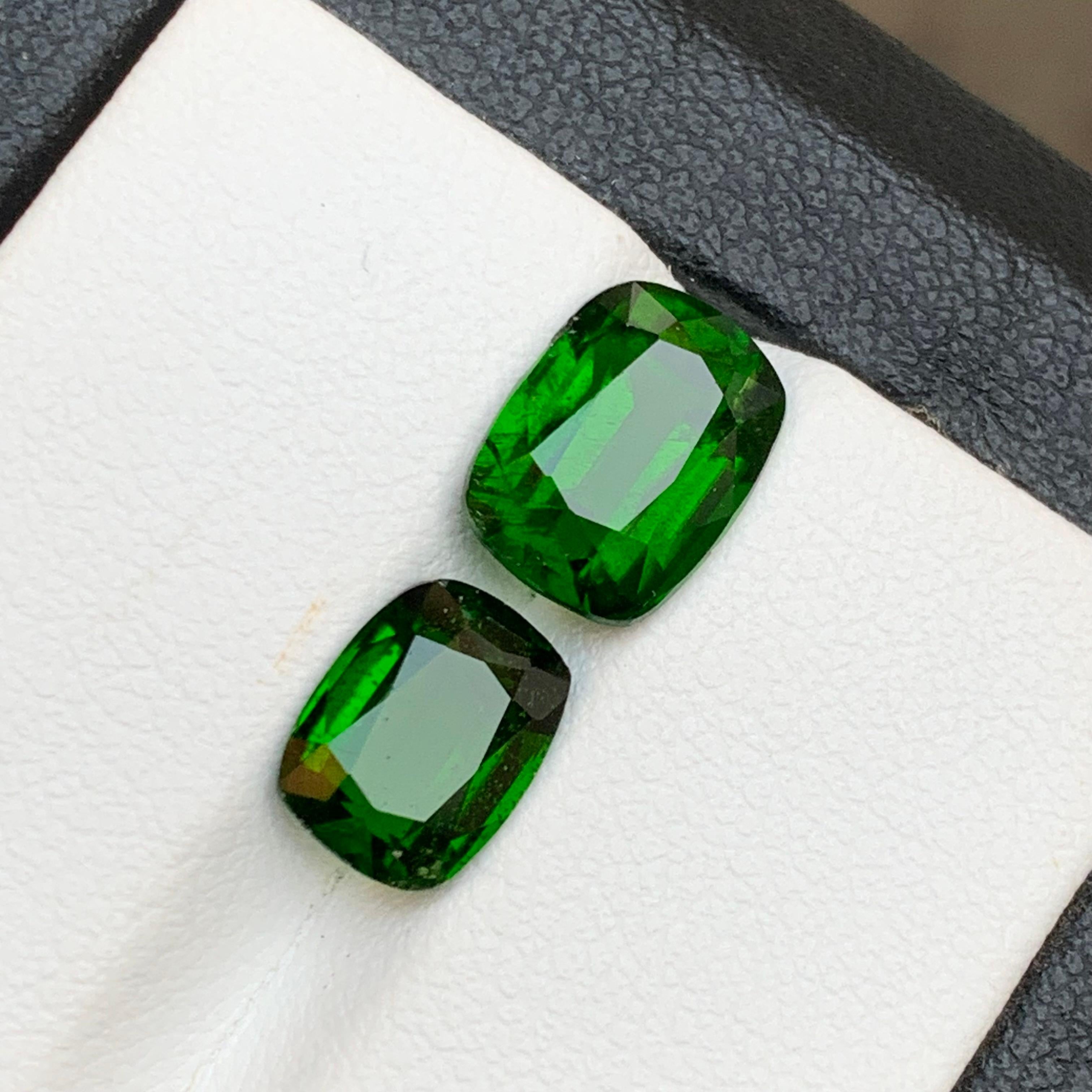 Contemporary Bright Deep Green Natural Tourmaline Gemstones 5.30 Ct Cushion Cut for Jewelry For Sale