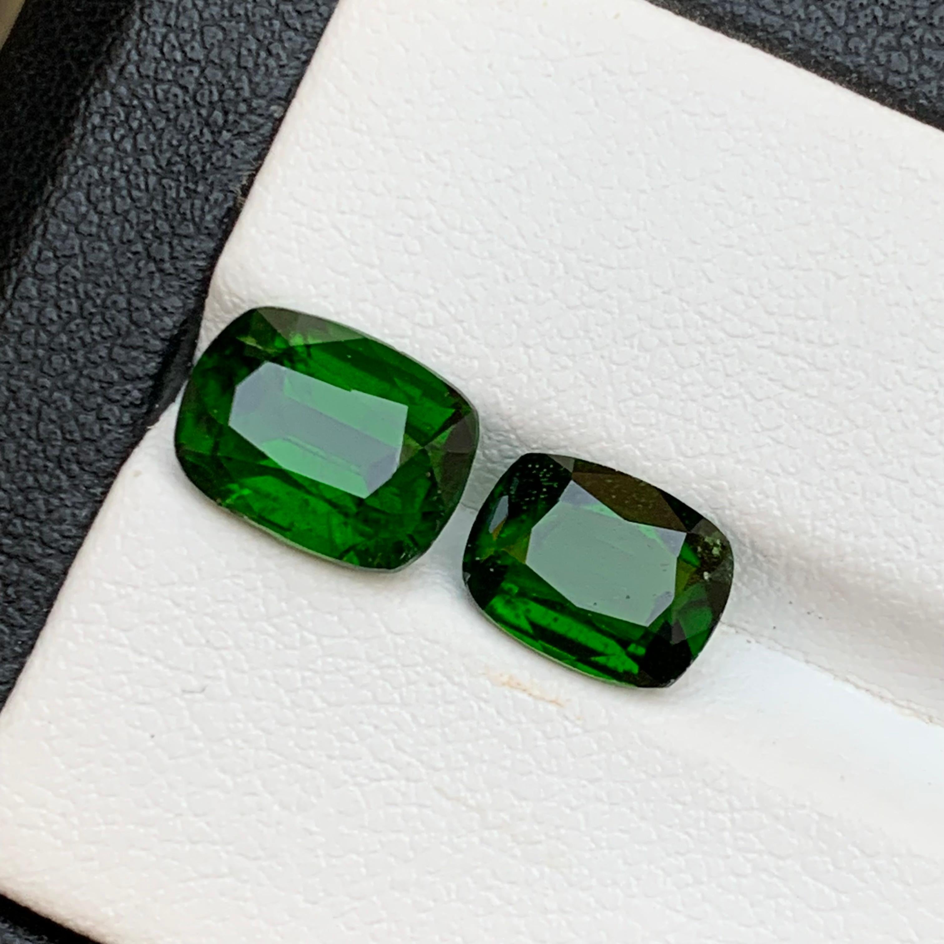 Women's or Men's Bright Deep Green Natural Tourmaline Gemstones 5.30 Ct Cushion Cut for Jewelry For Sale