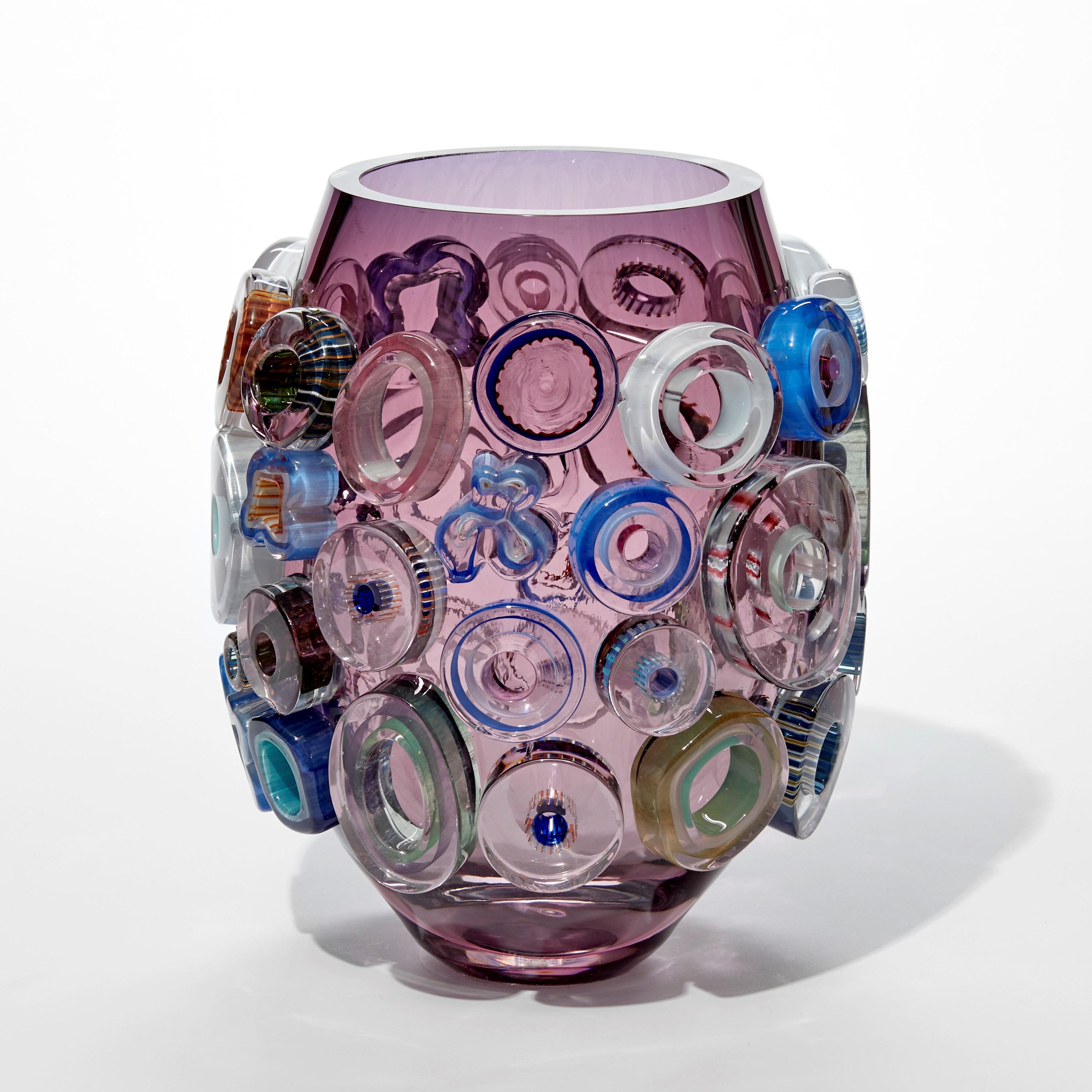 'Bright Field Montana Blue Light' è un vaso scultoreo in vetro unico dell'artista tedesca Sabine Lintzen.

La forma interna iniziale è soffiata a bocca libera e ornata da vari murrini sagomati singolarmente. Il bordo superiore era stato tagliato e