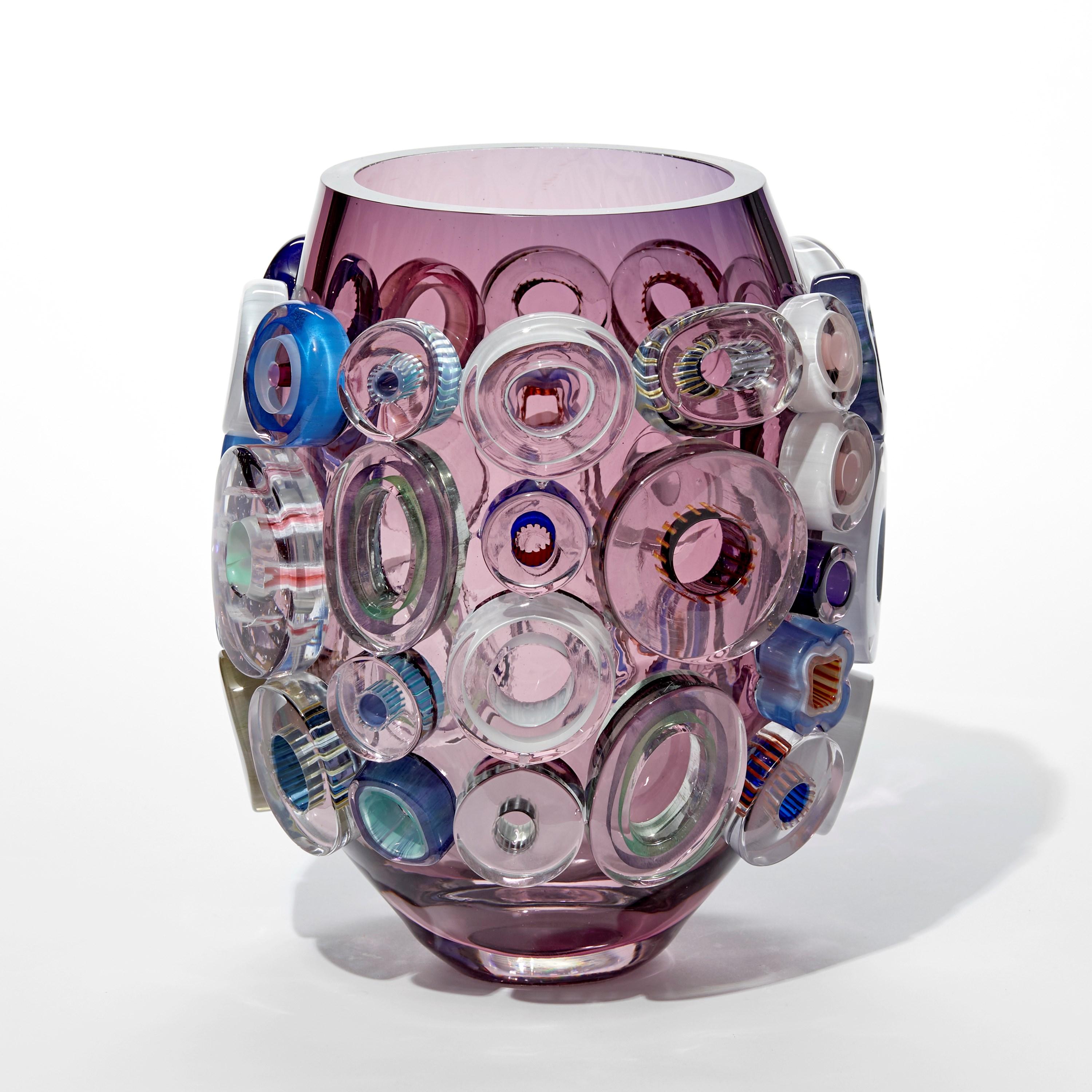 Olandese Bright Field Montana Blue Light, un vaso viola e multicolore di Sabine Lintzen in vendita