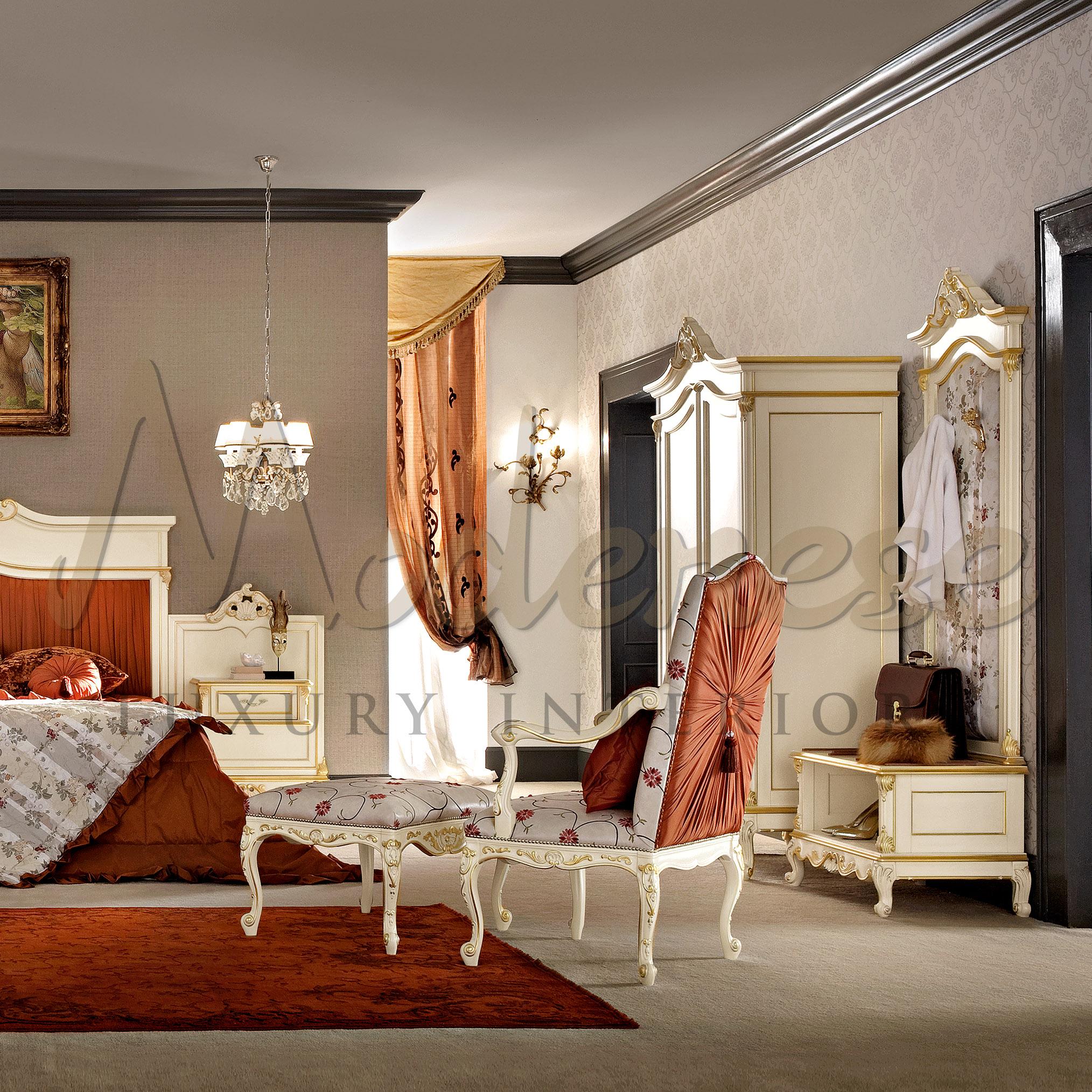 Adorna tu proyecto de villa interior con la suave tapicería de este elegante reposapiés de Modenese Interiors, fabricante de muebles de alta gama de Padua (Italia). Este preciso artículo utiliza una tapicería blanca floreada apoyada en un marco de
