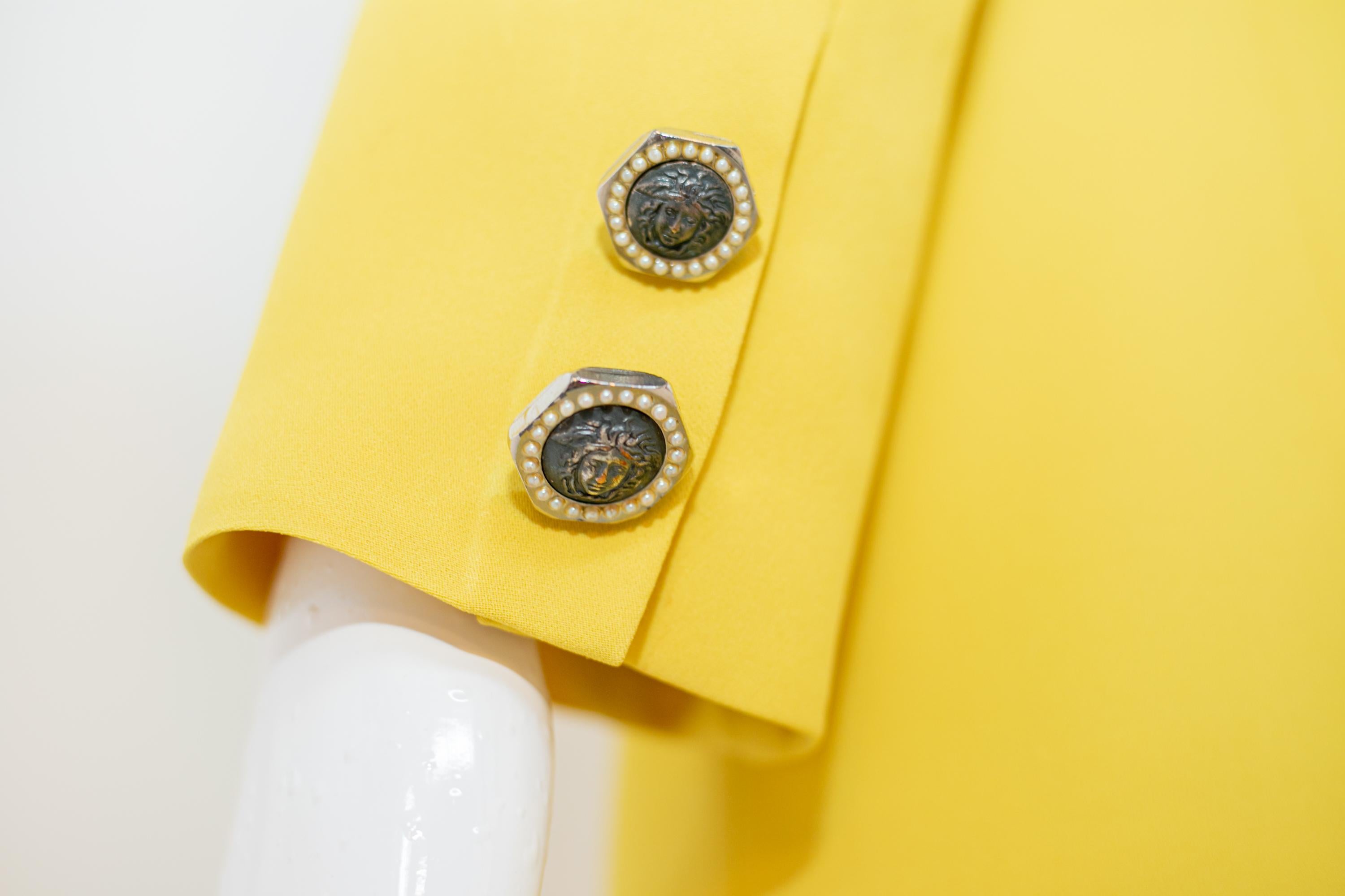 Jaune Costume de soirée deux pièces jaune vif Gianni Versace en vente