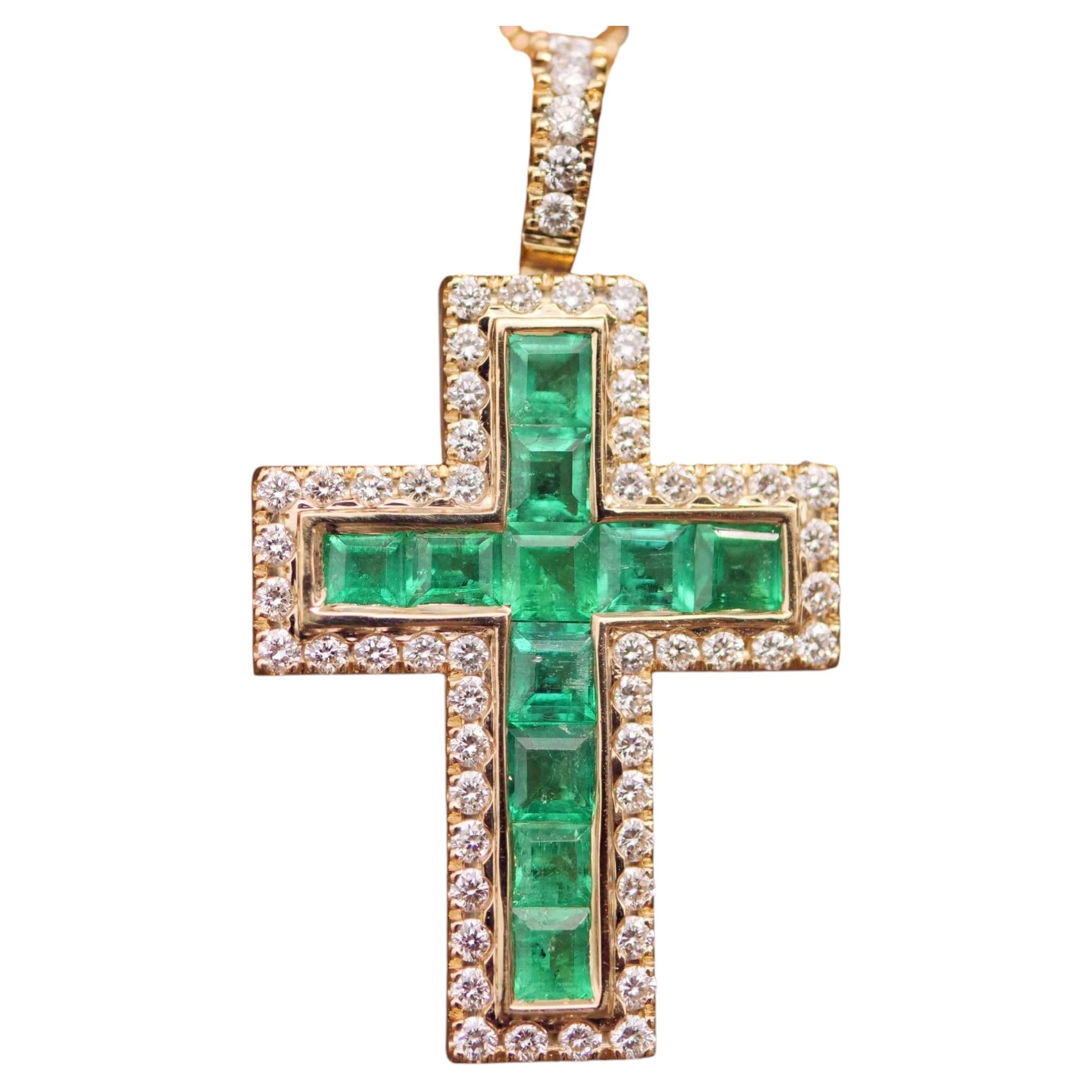 Croce Brillante con Smeraldo Panshir AAA+ verde brillante con catena in oro giallo 750