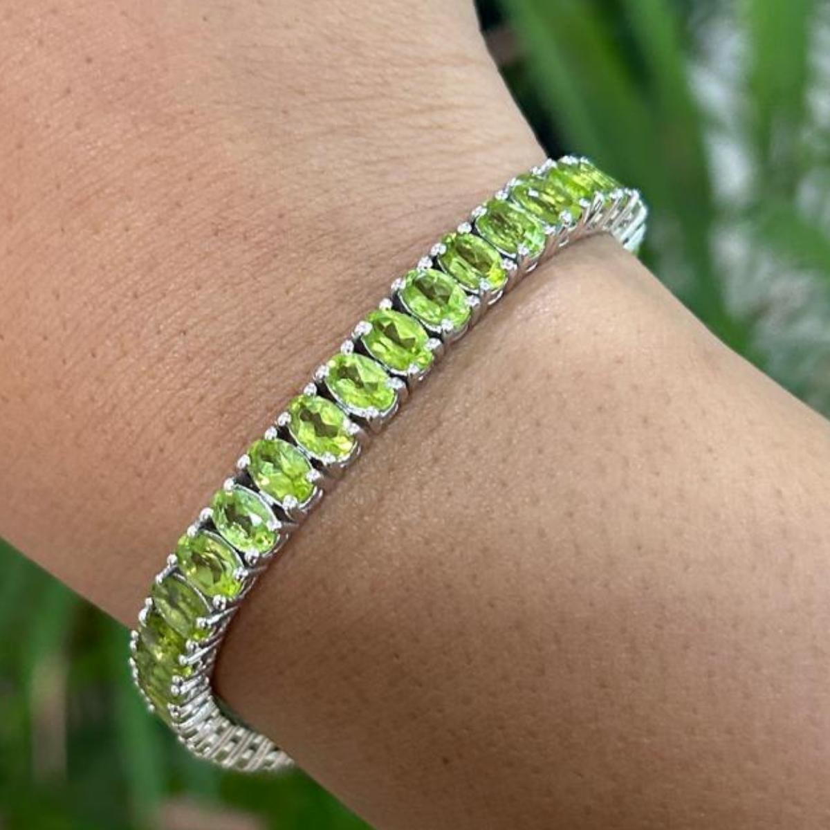 Das leuchtend grüne Peridot-Tennisarmband aus Sterlingsilber präsentiert einen unendlich funkelnden natürlichen Peridot mit einem Gewicht von 2,60 Karat. Es misst 7 Zoll in der Länge. 
Peridot fördert die Konzentration und reduziert Stress.