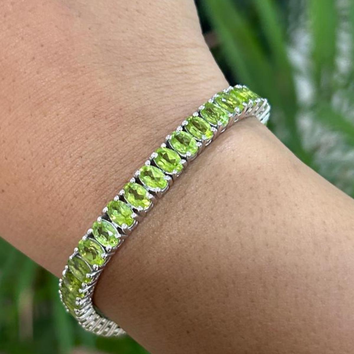 Leuchtend grünes Peridot-Tennisarmband aus Sterlingsilberschmuck für Mutter (Ovalschliff) im Angebot