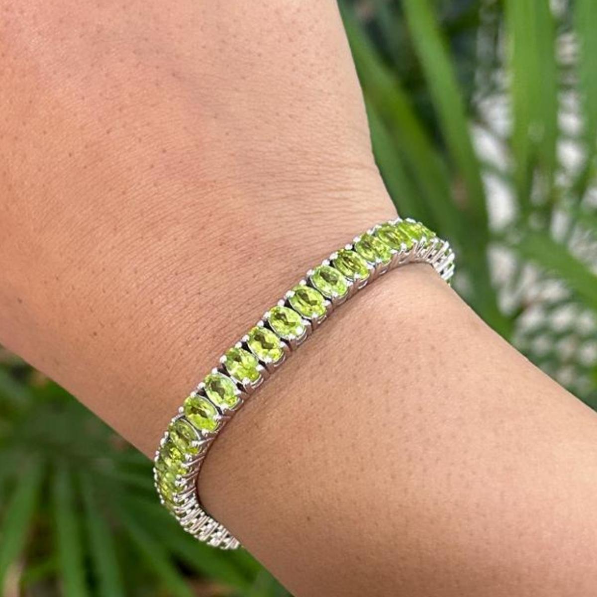 Leuchtend grünes Peridot-Tennisarmband aus Sterlingsilberschmuck für Mutter Damen im Angebot