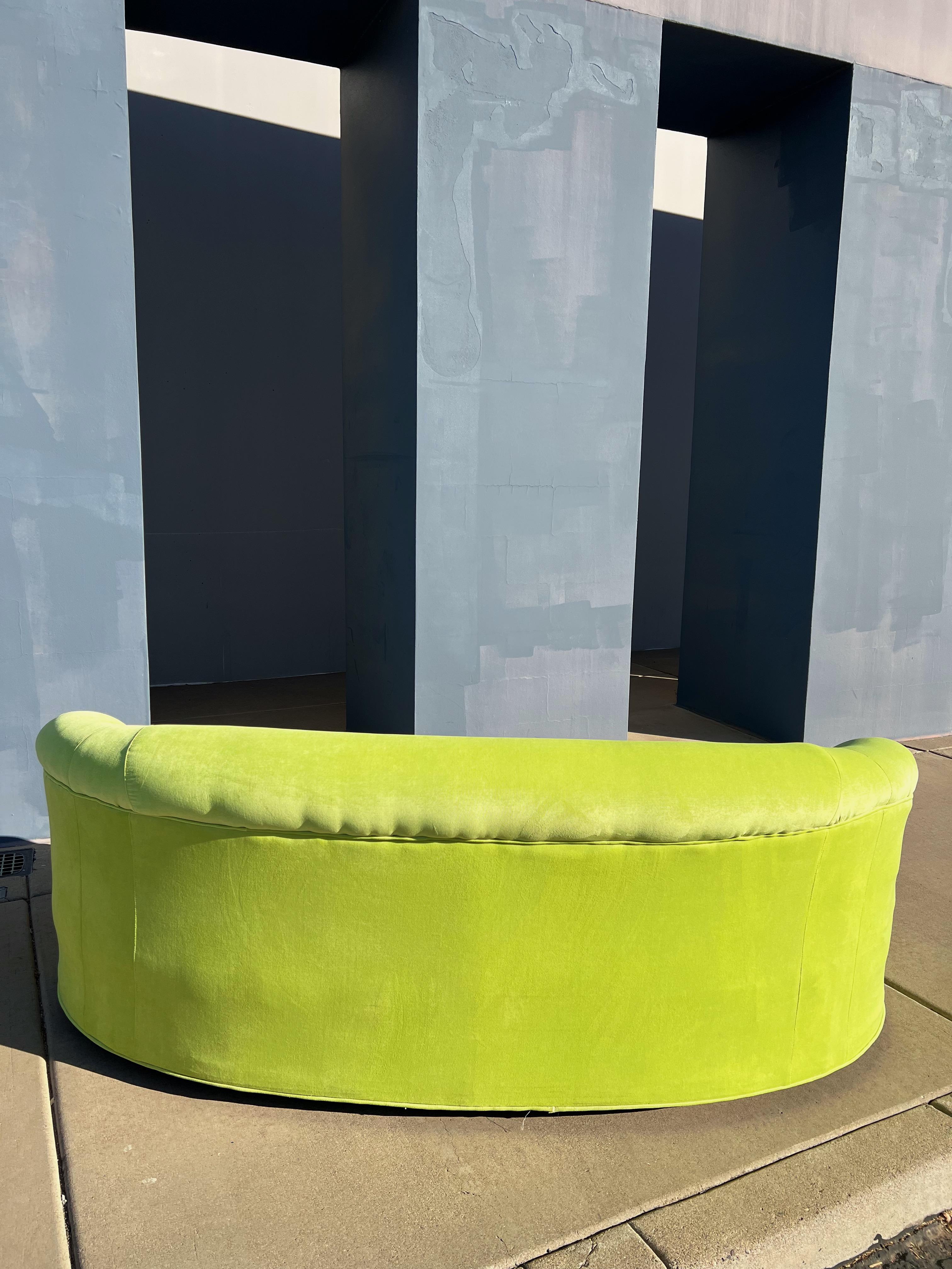 Bright Green Vintage Curved Sofa In Good Condition For Sale In Glendale, AZ