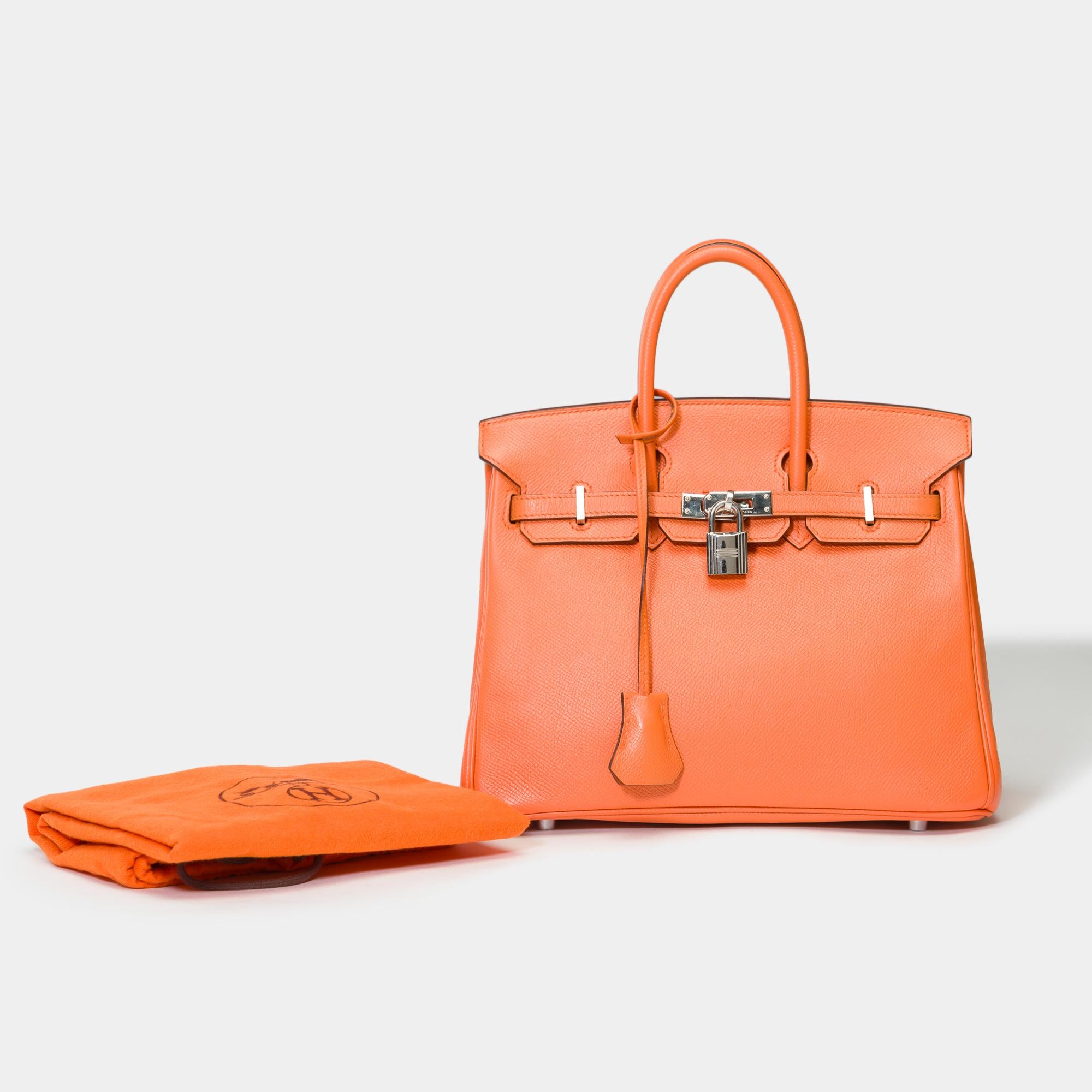 Helle Hermès Birkin 25 Handtasche aus orangefarbenem Epsom-Kalbsleder, palladiumsilberner Metallbesatz, doppelter Henkel aus orangefarbenem Leder zum Tragen in der Hand

Klappenverschluss
Innenfutter aus orangefarbenem Leder, eine