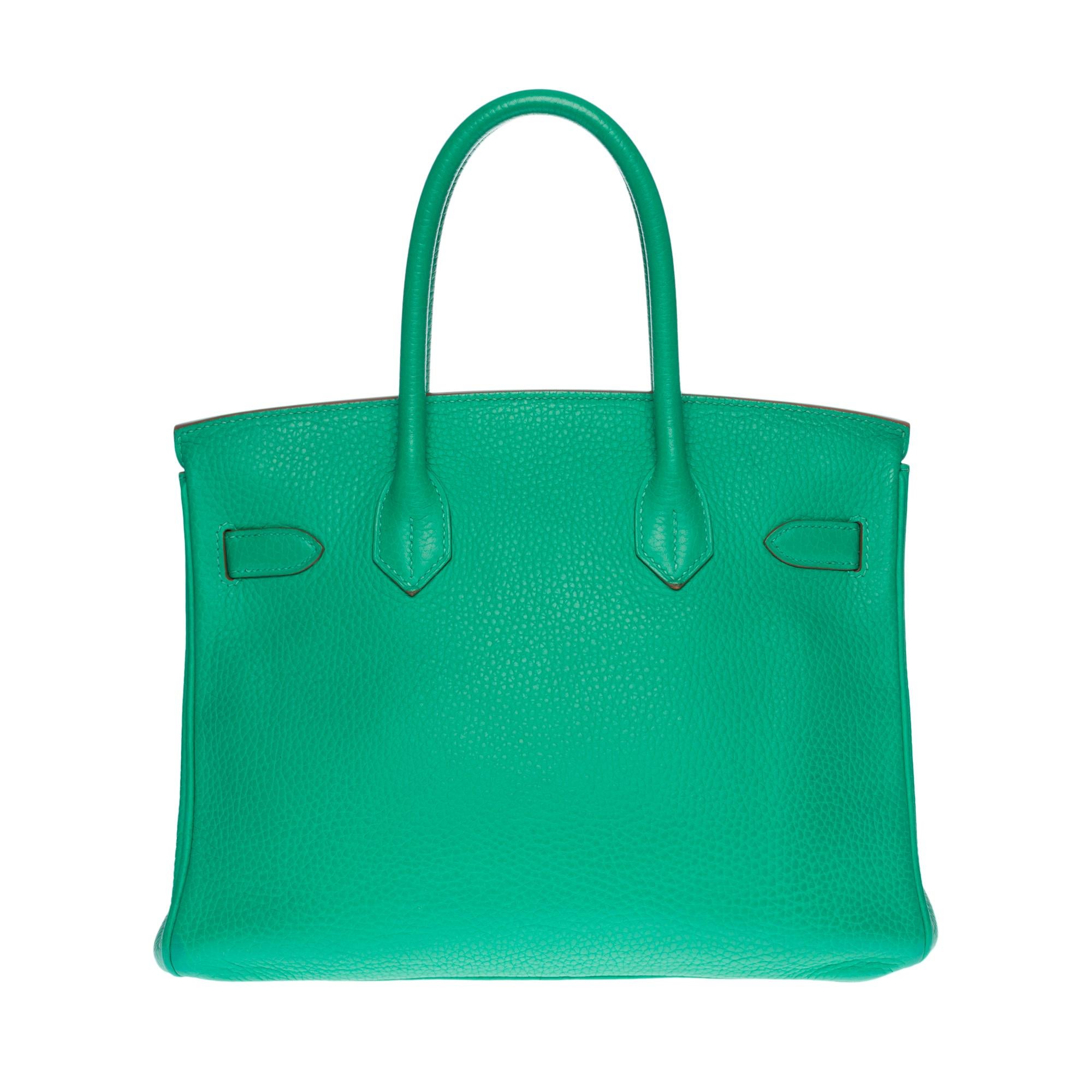 Splendid and bright Hermes Birkin 30 handbag in Vert Menthe Taurillon Clémence leather, palladium silver metal hardware, double green leather handle allowing a hand carry

Flap closure
Green leather lining, one zippered pocket, one patch