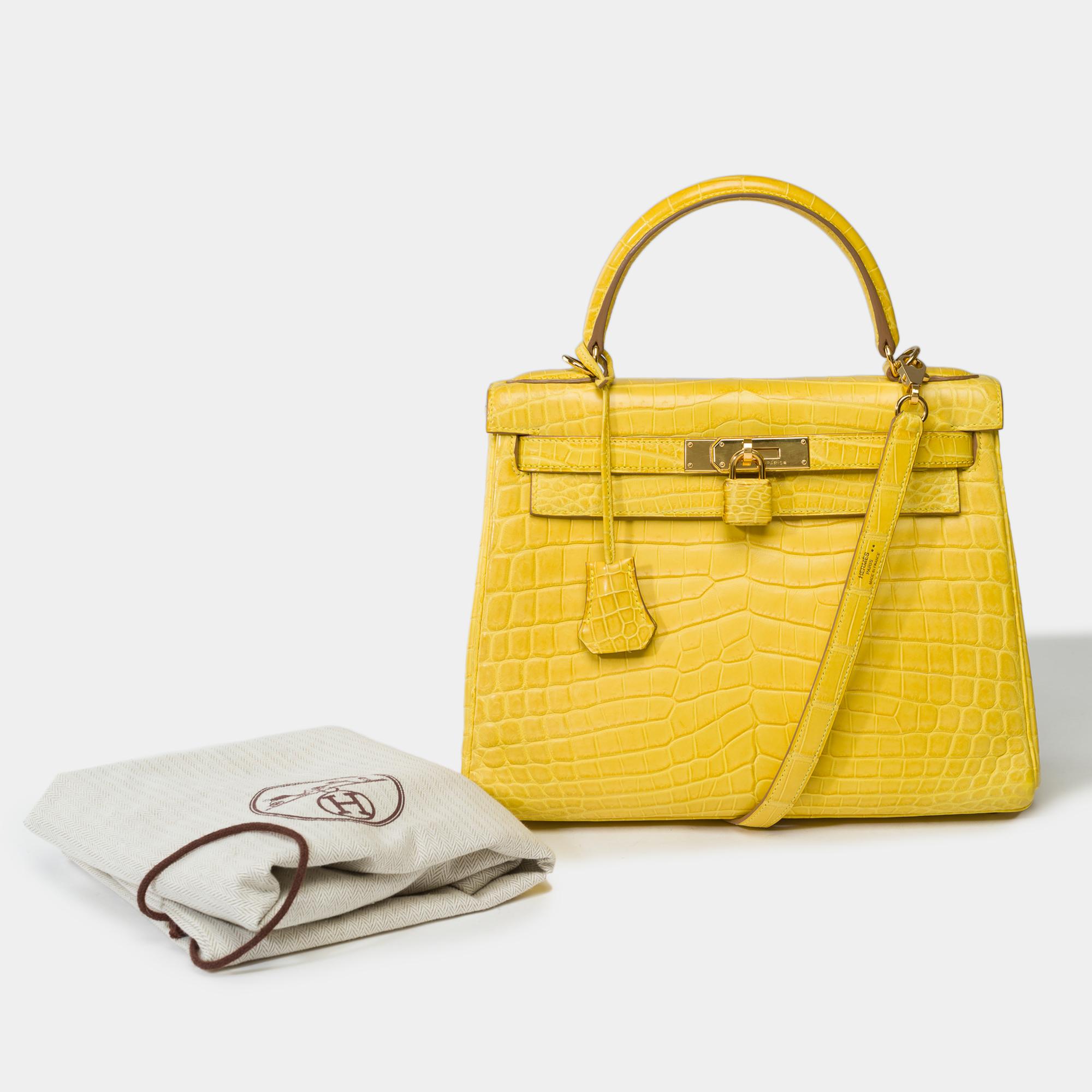 Rare et brillant Hermes Kelly 28 retourne en Jaune Mimosa Matte Niloticus Crocodile , garniture en métal doré, bandoulière amovible et poignée en Jaune Mimosa Matte Niloticus Crocodile permettant un portage à la main, à l'épaule ou en