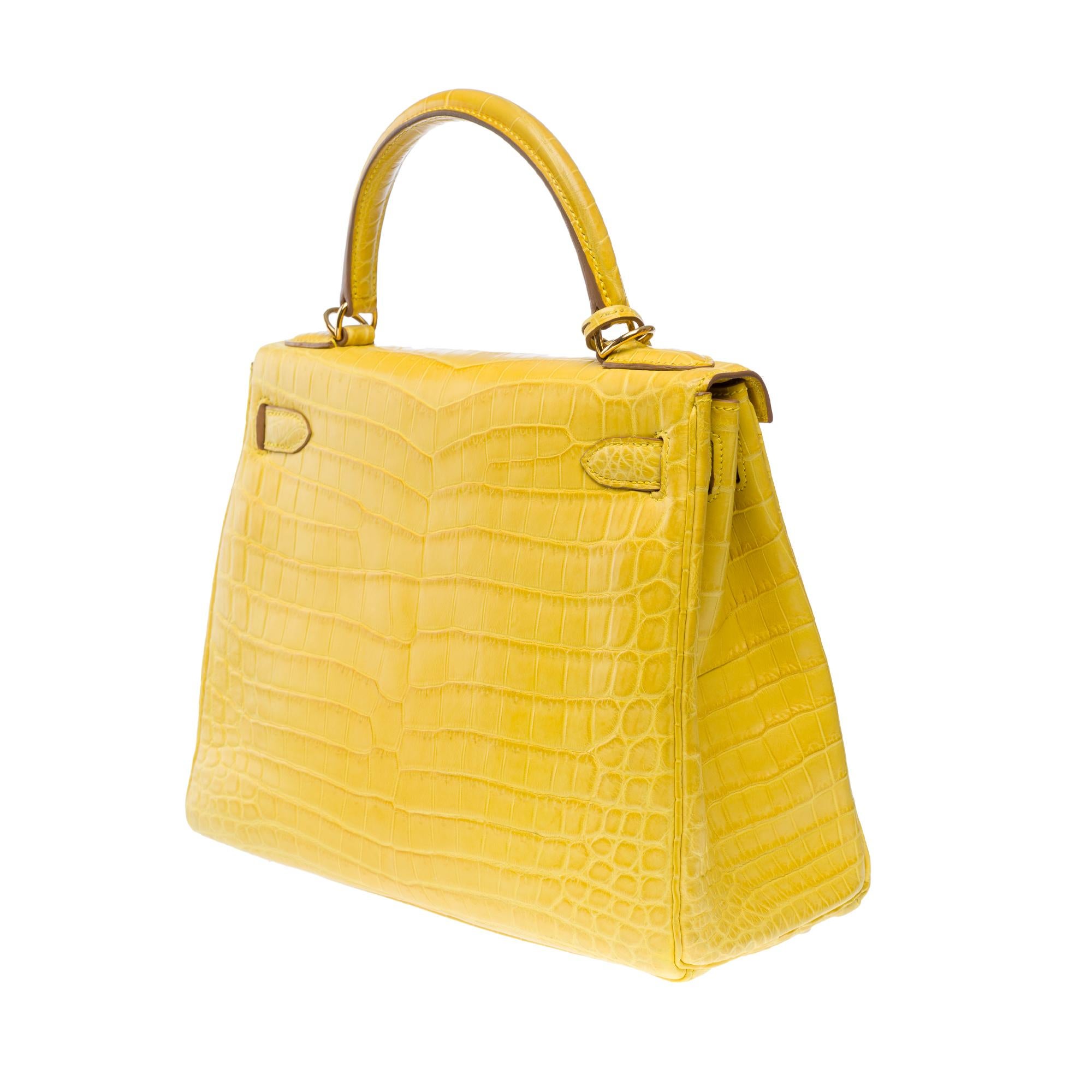 Bright Hermes Kelly 28 in Jaune Mimosa Matte Crocodile, GHW en vente 3