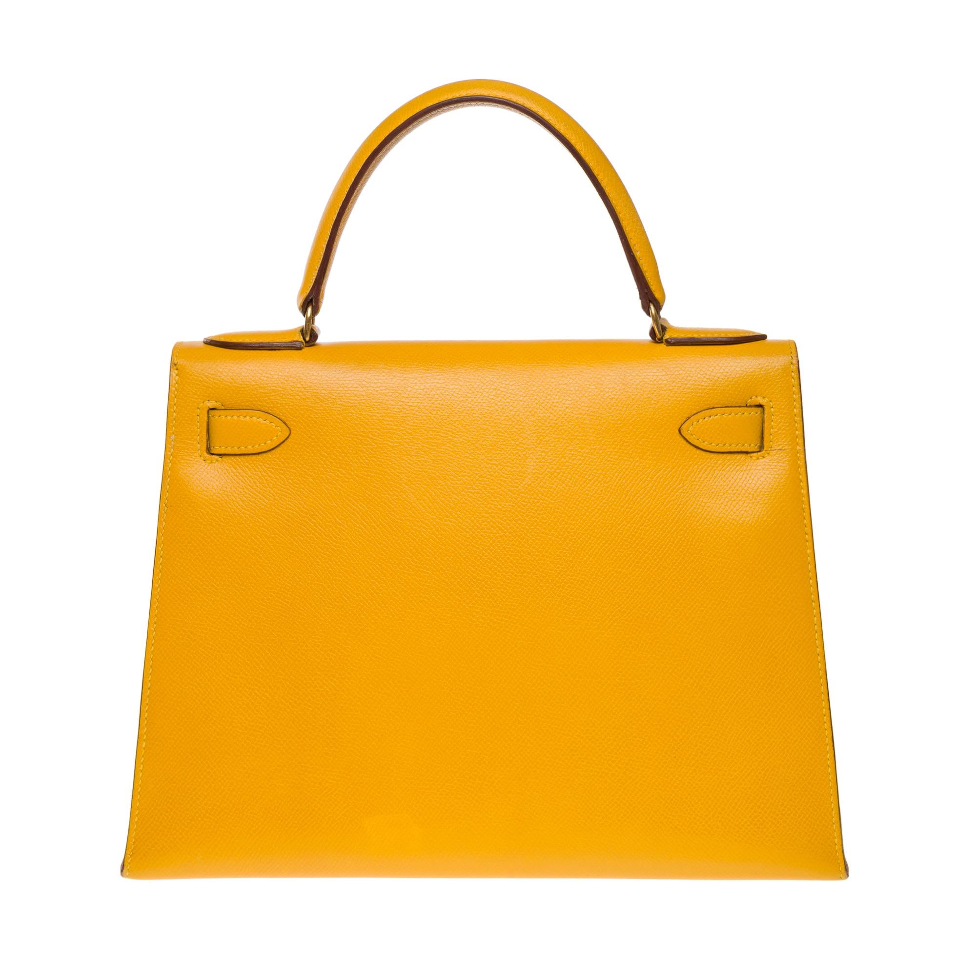 Exquisite Hermes Kelly 28 sellier handbag strap in Courchevel Yellow Courchevel leather , gold plated metal hardware, yellow leather handle, removable shoulder strap in yellow leather for a hand, shoulder or shoulder strap

Flap closure
Yellow