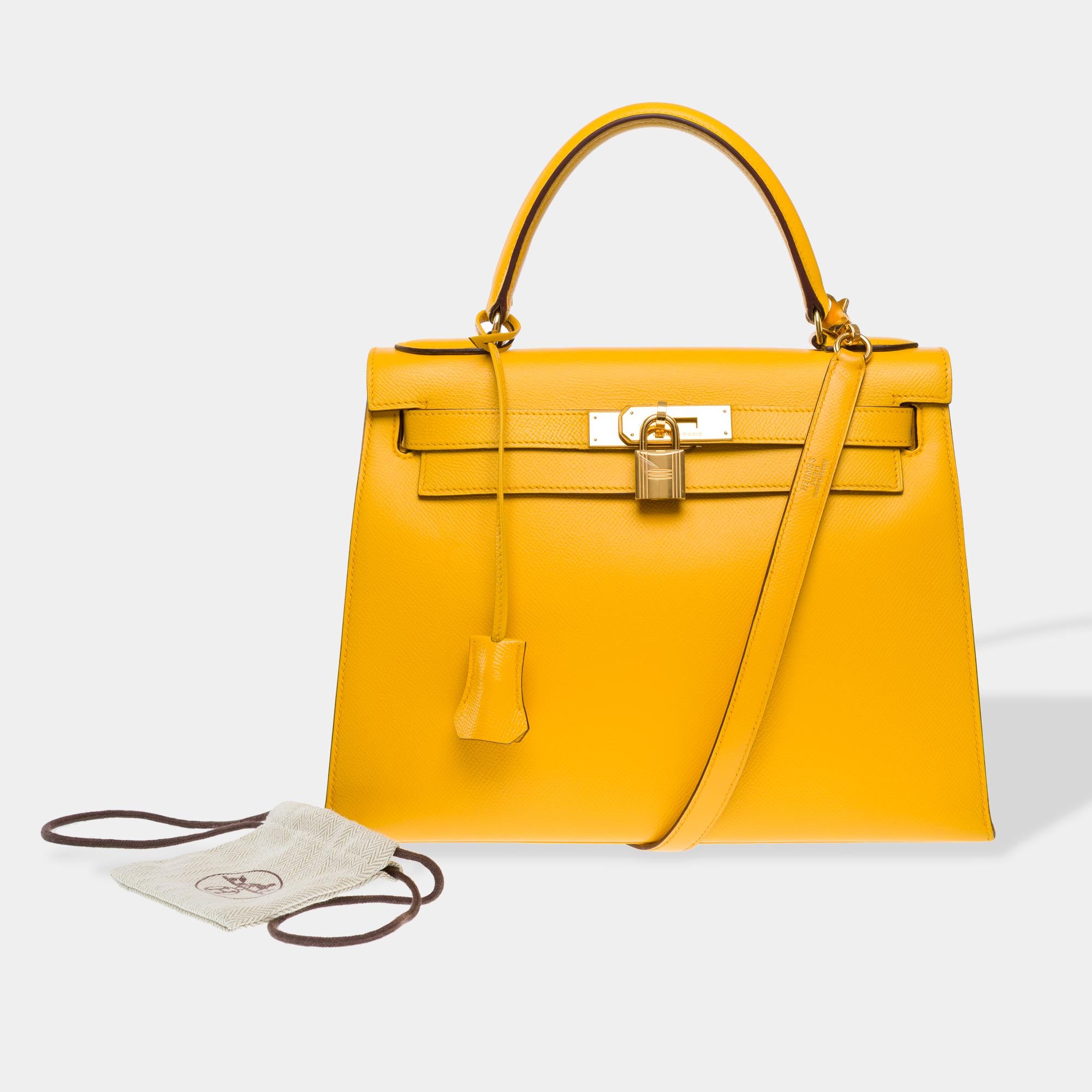 Exquisite​ ​Hermes​ ​Kelly​ ​28​ ​sellier​ ​handbag​ ​strap​ ​in​ ​Courchevel​ ​Yellow​ ​Courchevel​ ​leather​ ​,​ ​gold​ ​plated​ ​metal​ ​hardware,​ ​yellow​ ​leather​ ​handle,​ ​removable​ ​shoulder​ ​strap​ ​in​ ​yellow​ ​leather​ ​for​ ​a​