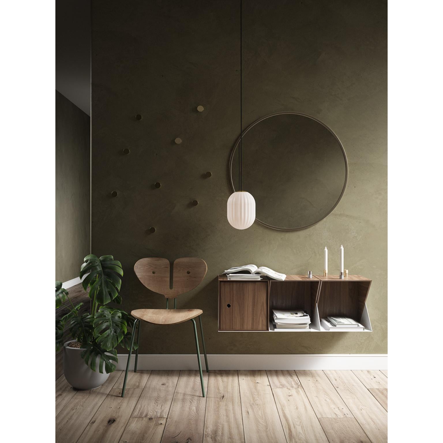 Lampada a sospensione Modeco + Bright di Nordic Tales
Creato da Jona Hoejgaard
Dimensioni: Ø 20 x H. 26 cm.
Materiali: Vetro e ottone.
Finitura: Corde tessili nere.

Tutte le nostre lampade possono essere cablate a seconda del Paese. Se viene