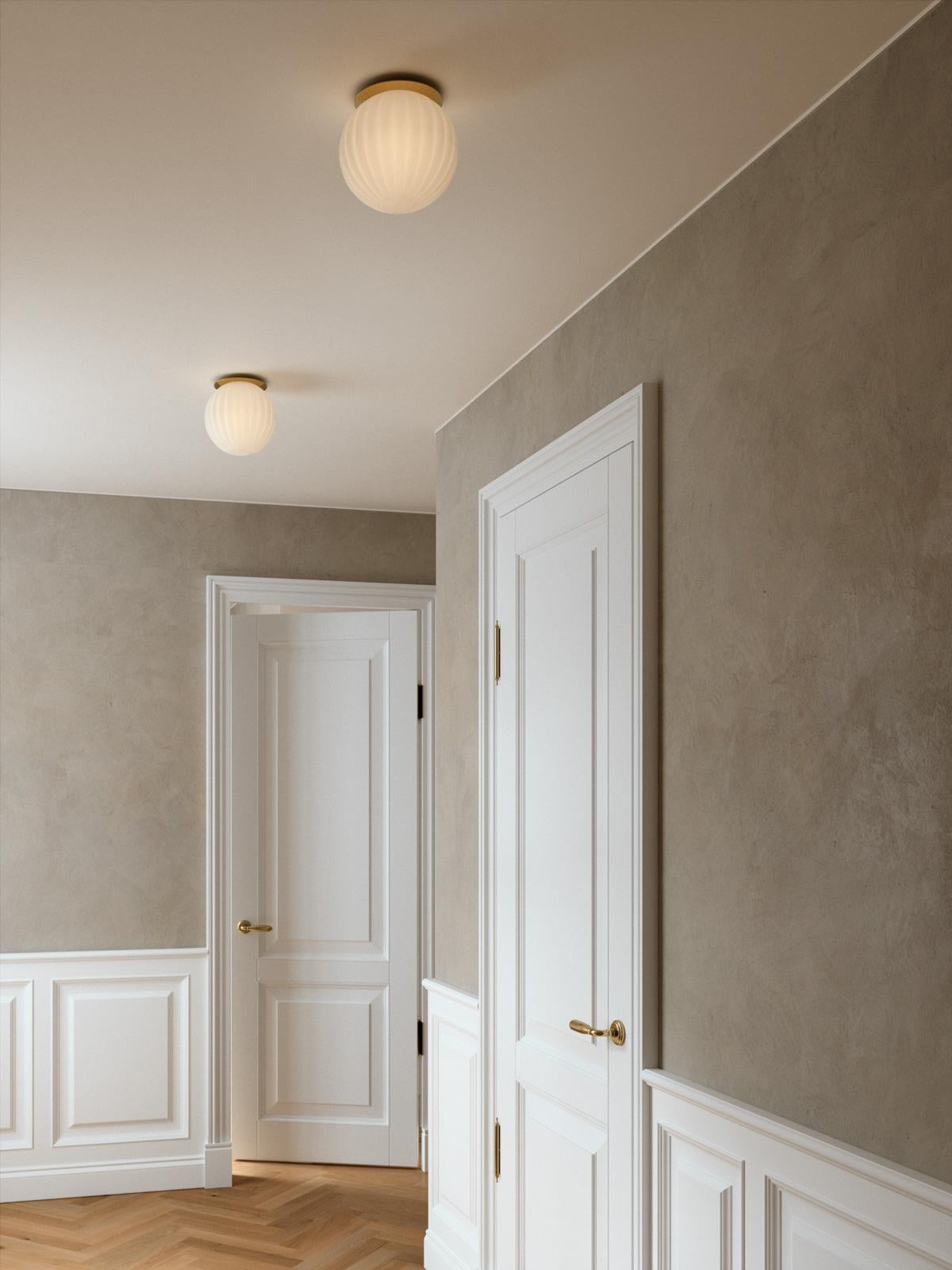Lámpara de pared y techo Modeco brillante by Nordic Tales
Diseñado por Jonas Hoejgaard
Dimensiones: Ø 21 x A 20 cm.
Materiales: Vidrio y latón.

Todas nuestras lámparas pueden cablearse según cada país. Si se vende a EE.UU., se cableará para ese