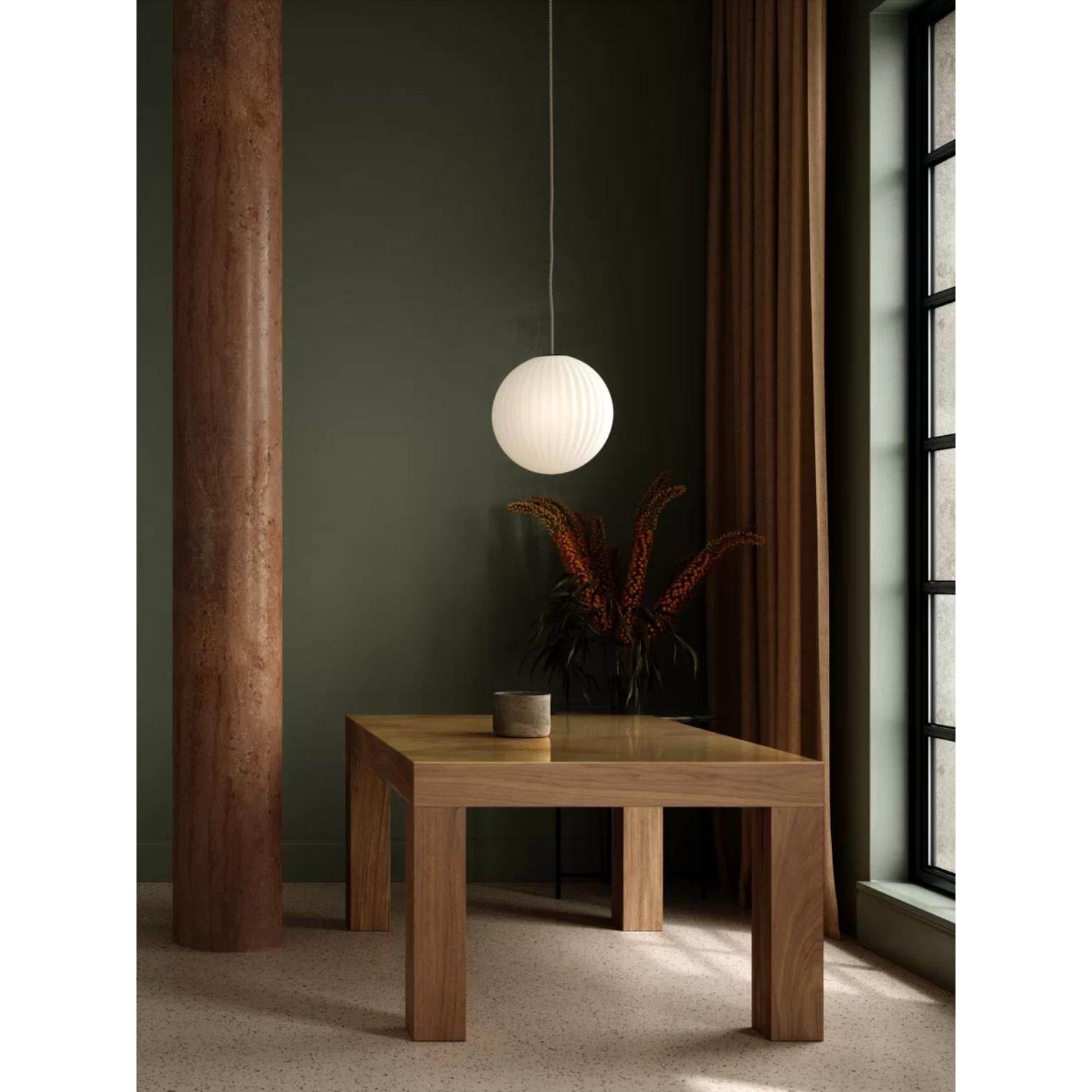 Lampada a sospensione luminosa Modeco XL di Nordic Tales
Creato da Jona Hoejgaard
Dimensioni: Ø 30 x H. 30 cm.
Materiali: Vetro e ottone.
Finitura: Crema Corde tessili.

Tutte le nostre lampade possono essere cablate a seconda del Paese. Se viene