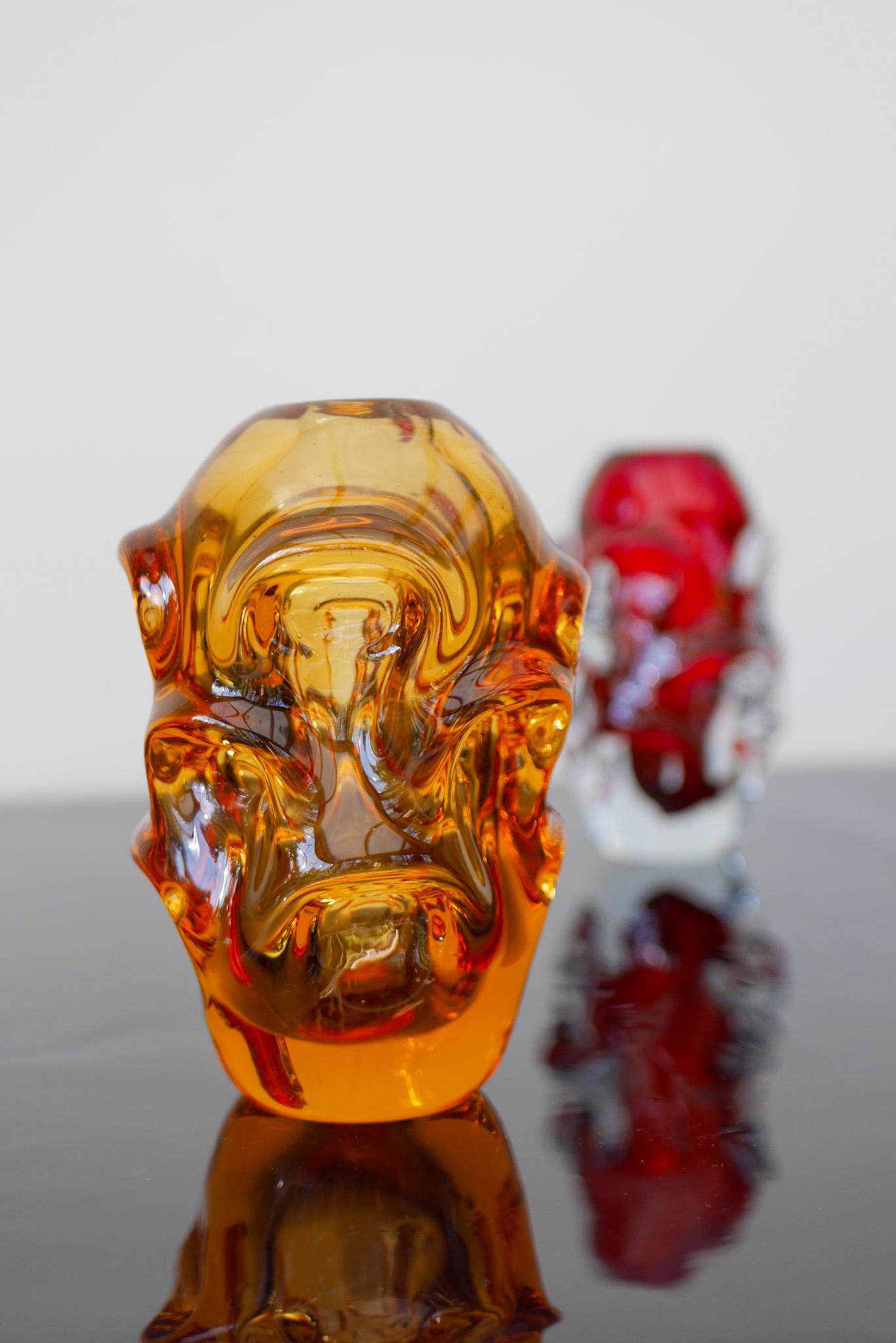 Un superbe vase en cristal réalisé par le talentueux Börne Augustsson dans les années 50. La forme est très biomorphique. Il s'agit d'une production précoce du type de vases qui a rendu Börne Augustsson très célèbre. Il a expérimenté différentes