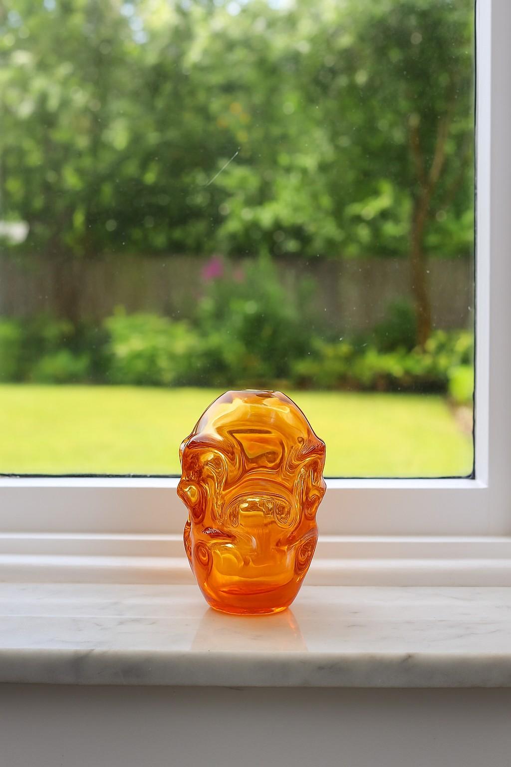 Uno straordinario vaso di cristallo realizzato dal talentuoso Börne Augustsson negli anni '50. La forma è molto biomorfa. Si tratta di una prima produzione del tipo di vasi che ha reso Börne Augustsson molto famoso. Sperimentò con varie forme e alla