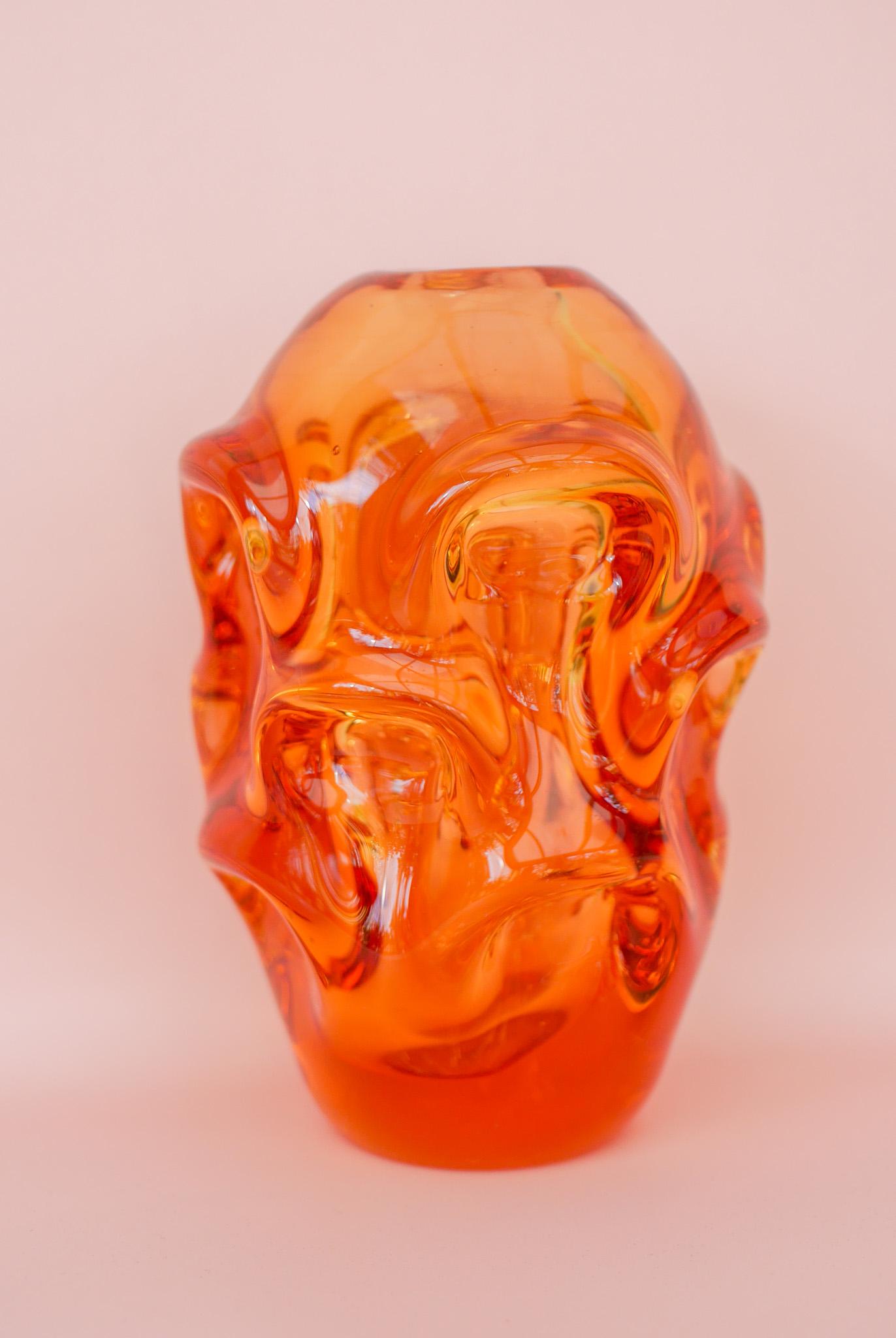 Milieu du XXe siècle Vase en verre d'art orange vif par Börne Augustsson pour Åseda, Suède en vente