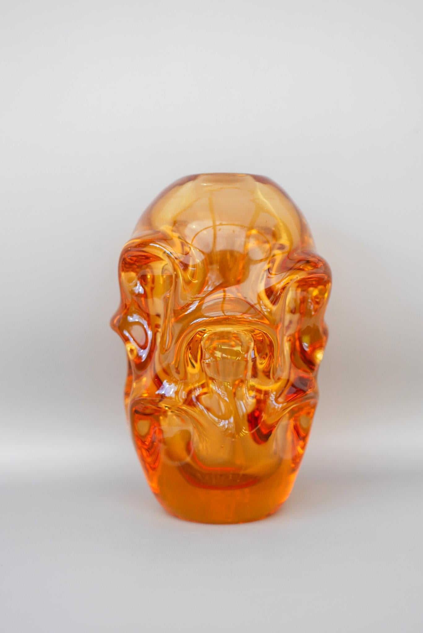 Verre brun Vase en verre d'art orange vif par Börne Augustsson pour Åseda, Suède en vente
