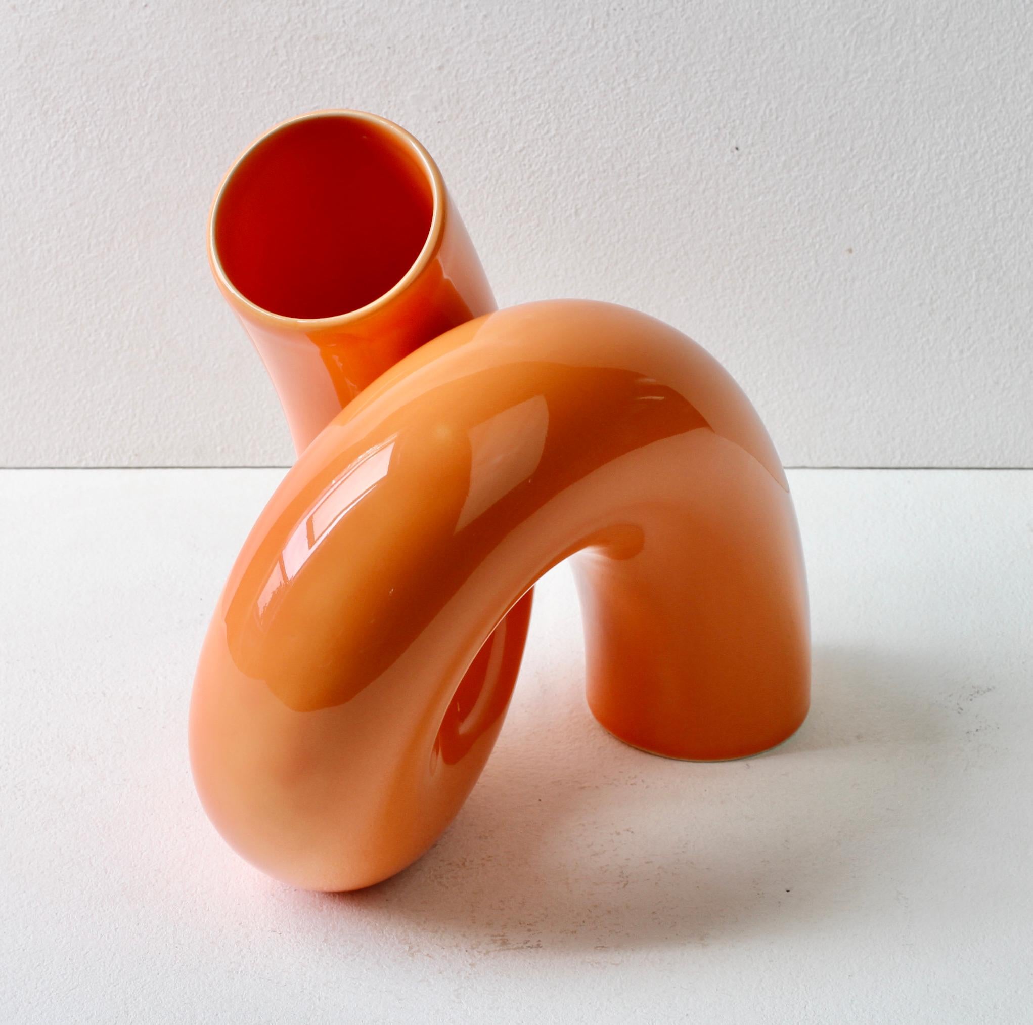 Jarrón esmaltado naranja brillante años 80 / 90 estilo Memphis Pop Art de Ju Schnee 2024 en venta 6