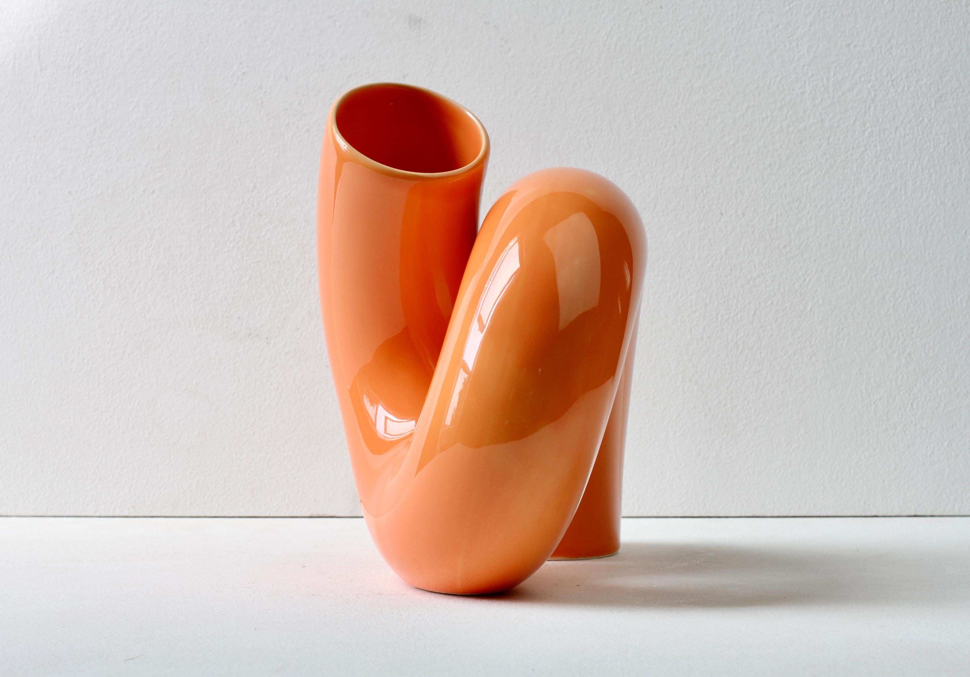 Jarrón esmaltado naranja brillante años 80 / 90 estilo Memphis Pop Art de Ju Schnee 2024 Al fuego en venta