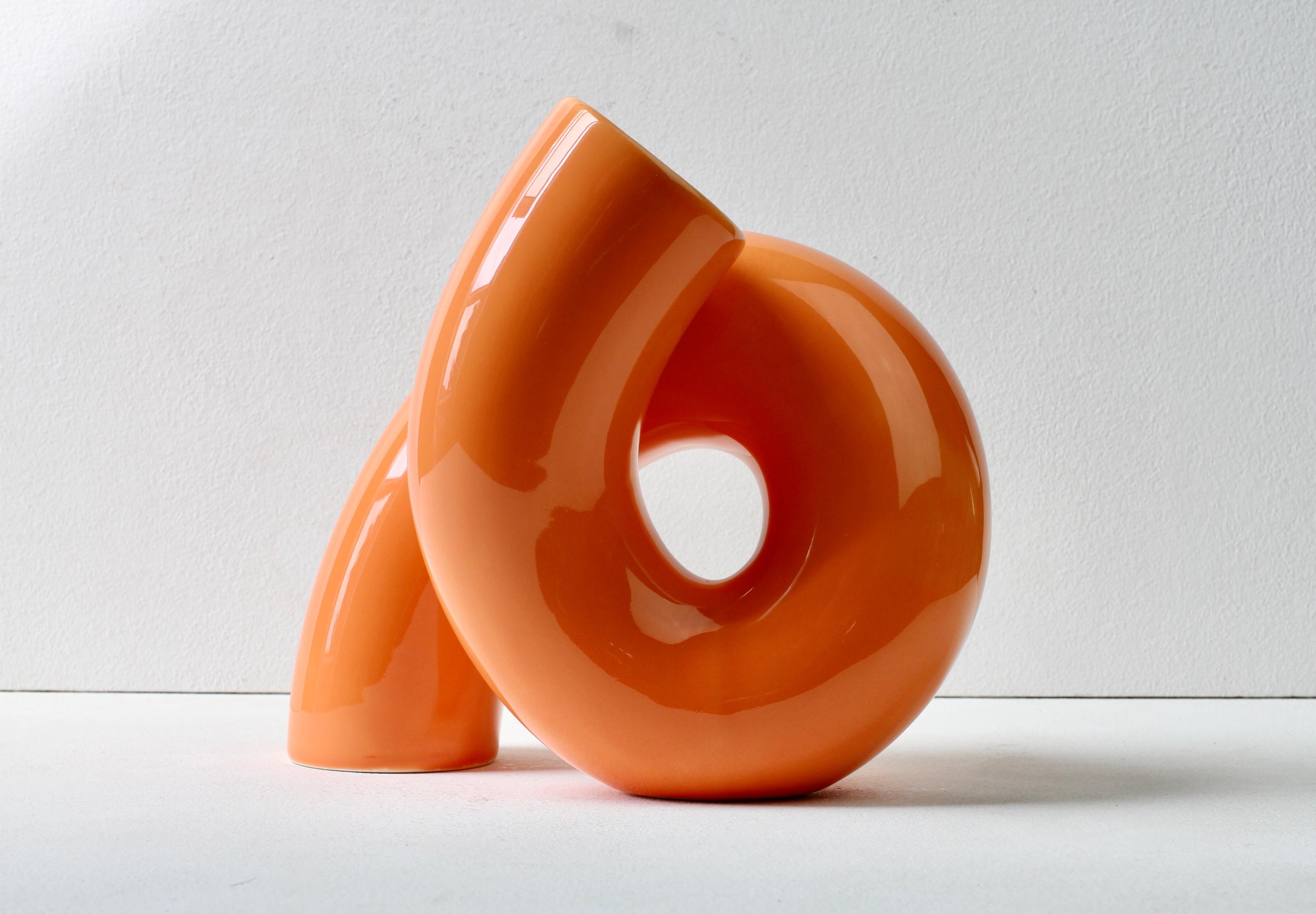 Jarrón esmaltado naranja brillante años 80 / 90 estilo Memphis Pop Art de Ju Schnee 2024 Siglo XXI y contemporáneo en venta
