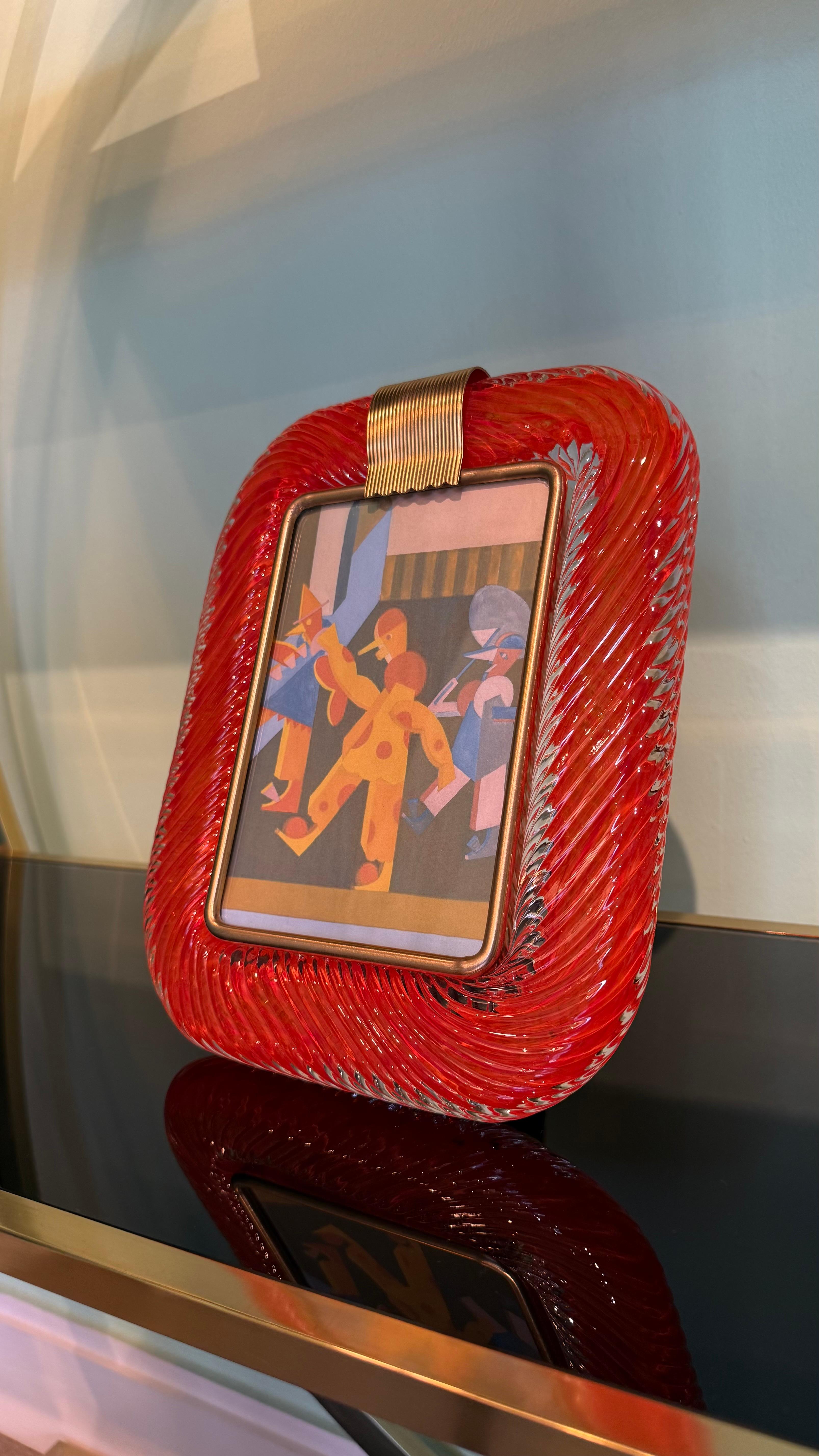 Marco de cristal de Murano naranja brillante con detalles de latón Italiano en venta