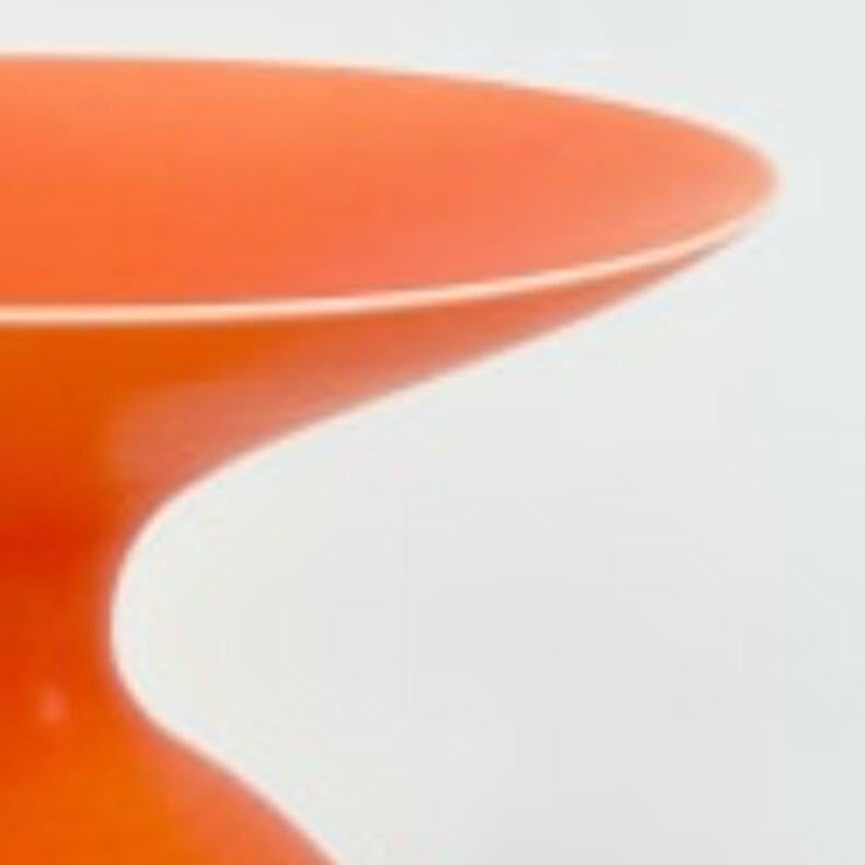 Vernissé Vase en porcelaine orange vif d'Anna Silverton en vente