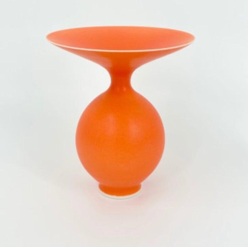 Vase en porcelaine orange vif d'Anna Silverton Excellent état - En vente à Atlanta, GA