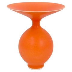 Vase en porcelaine orange vif d'Anna Silverton