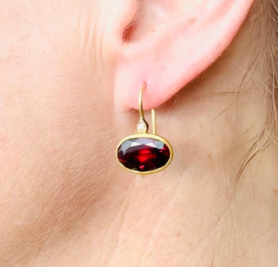 Ohrringe mit leuchtendem, ovalem Granat von 10,25 Karat mit Diamantdetails aus 24 Karat Gold (Kunsthandwerker*in) im Angebot