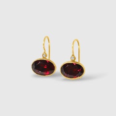 Boucles d'oreilles en or 24 carats avec grenat ovale brillant de 10,25 carats et détails en diamants