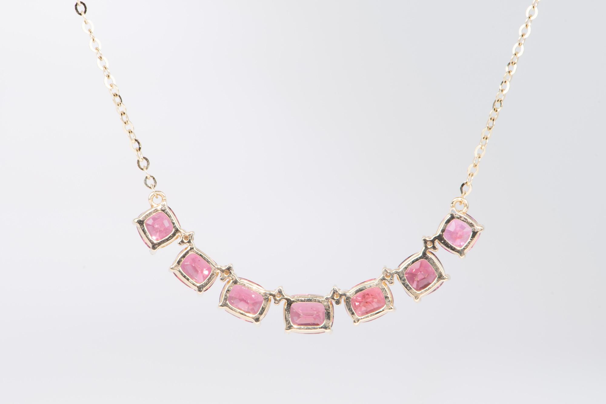 Halskette aus 14 Karat Gold mit leuchtend rosa-rotem Spinell und Diamanten (Ungeschliffen) im Angebot
