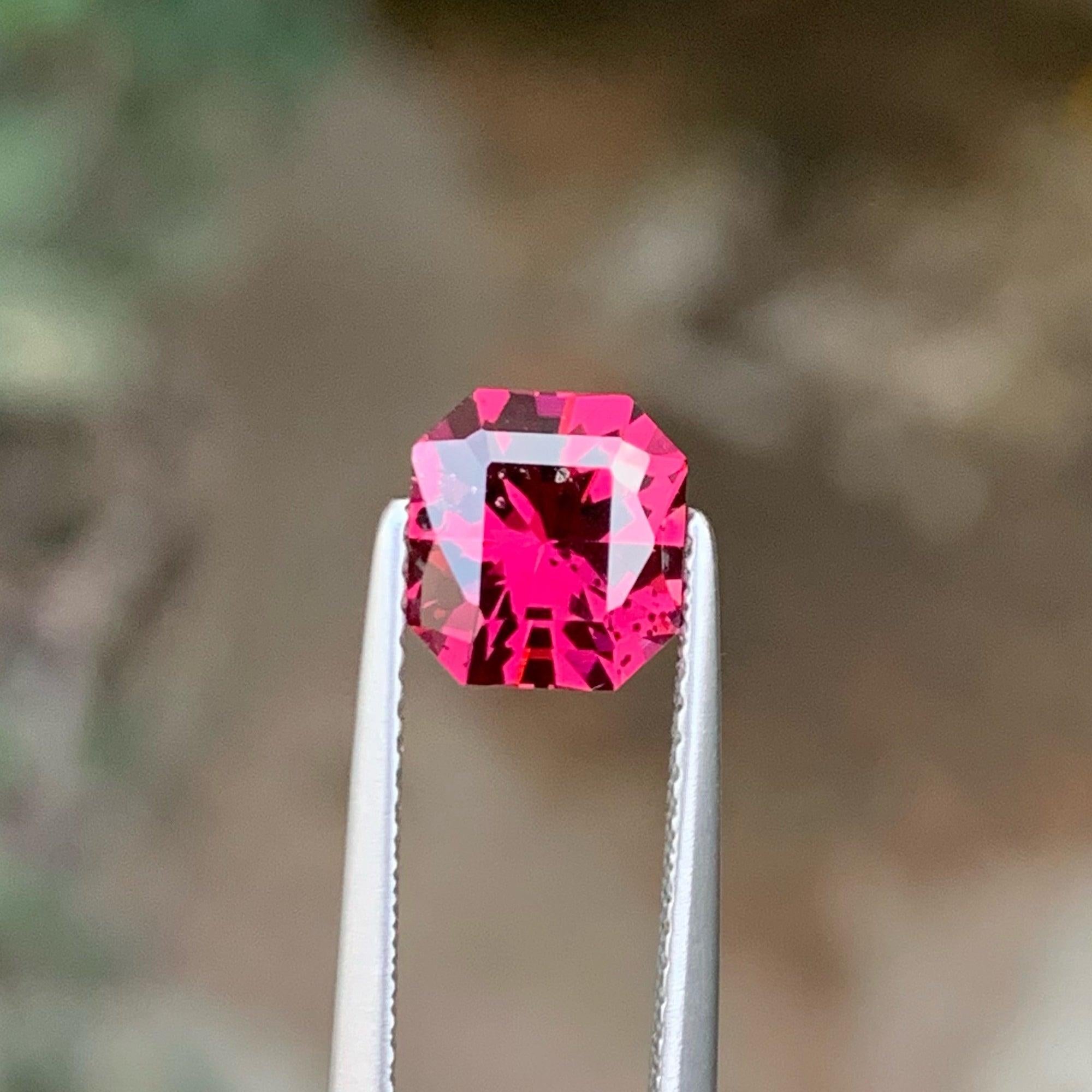 Modern Bright Pinkish Red Garnet Stone 2.10 Carats Garnet Gemstone Garnet Ring Jewelry For Sale