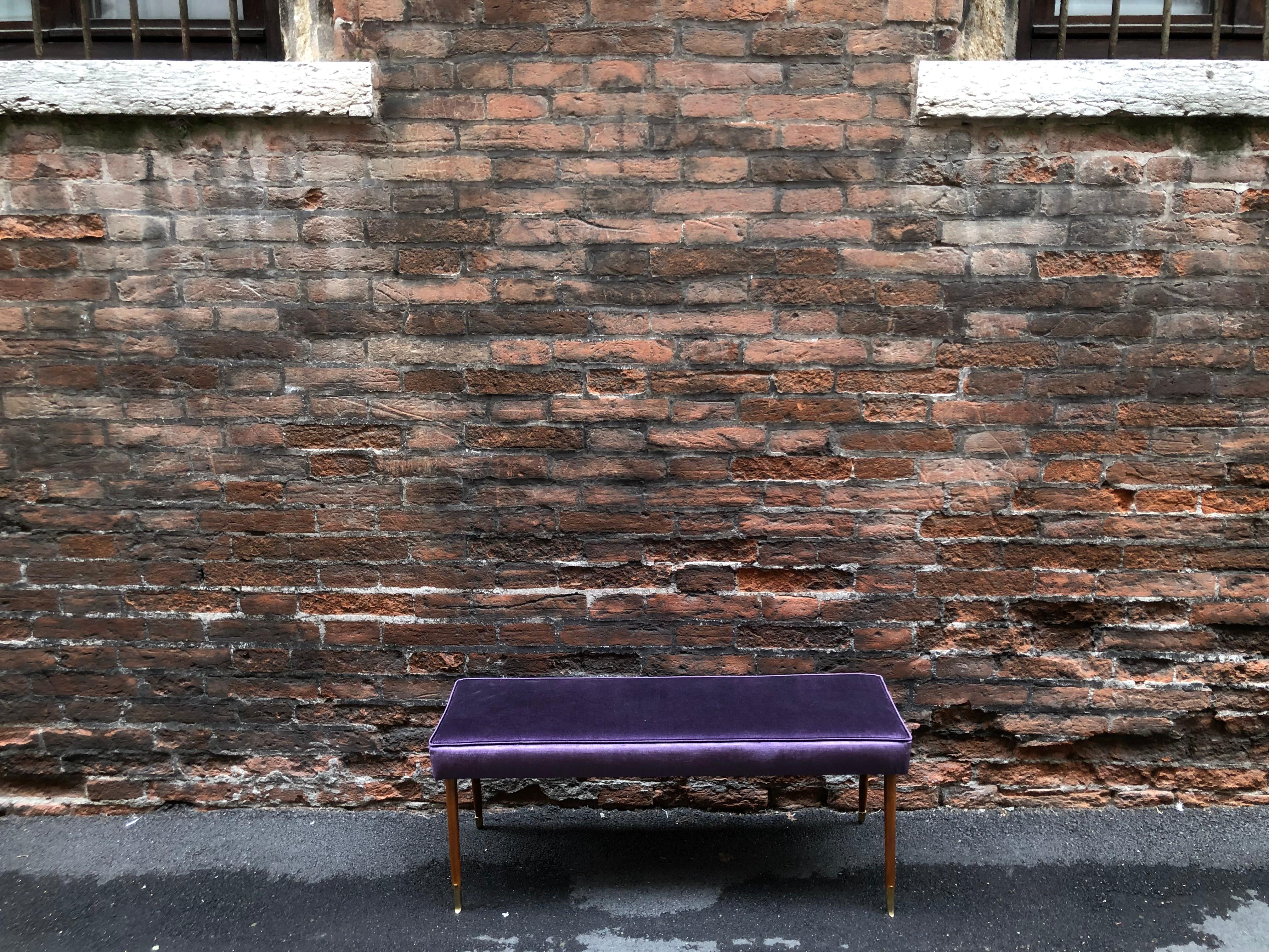 Italian Mid-Century Modernism style bench - bright purple velvet and brass ending legs bench from Italy from 1950s period. Reupholstered and restored in the wooden parts.

Size: 102 x 37 x H 42 cm - 40.15