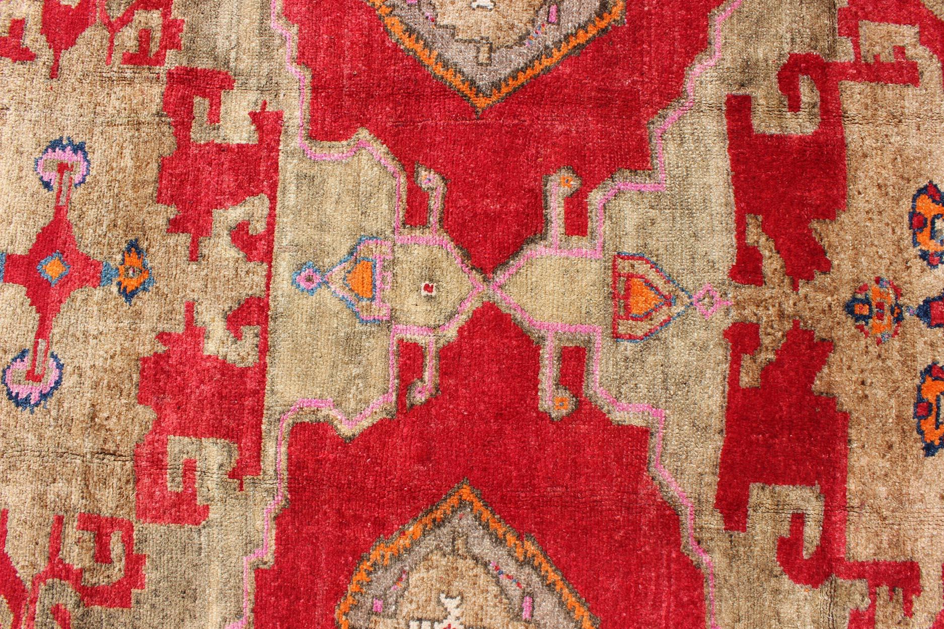 Alfombra Turca Oushak Vintage Rojo Brillante y Topo con Diseño de Medallón Doble Lana en venta