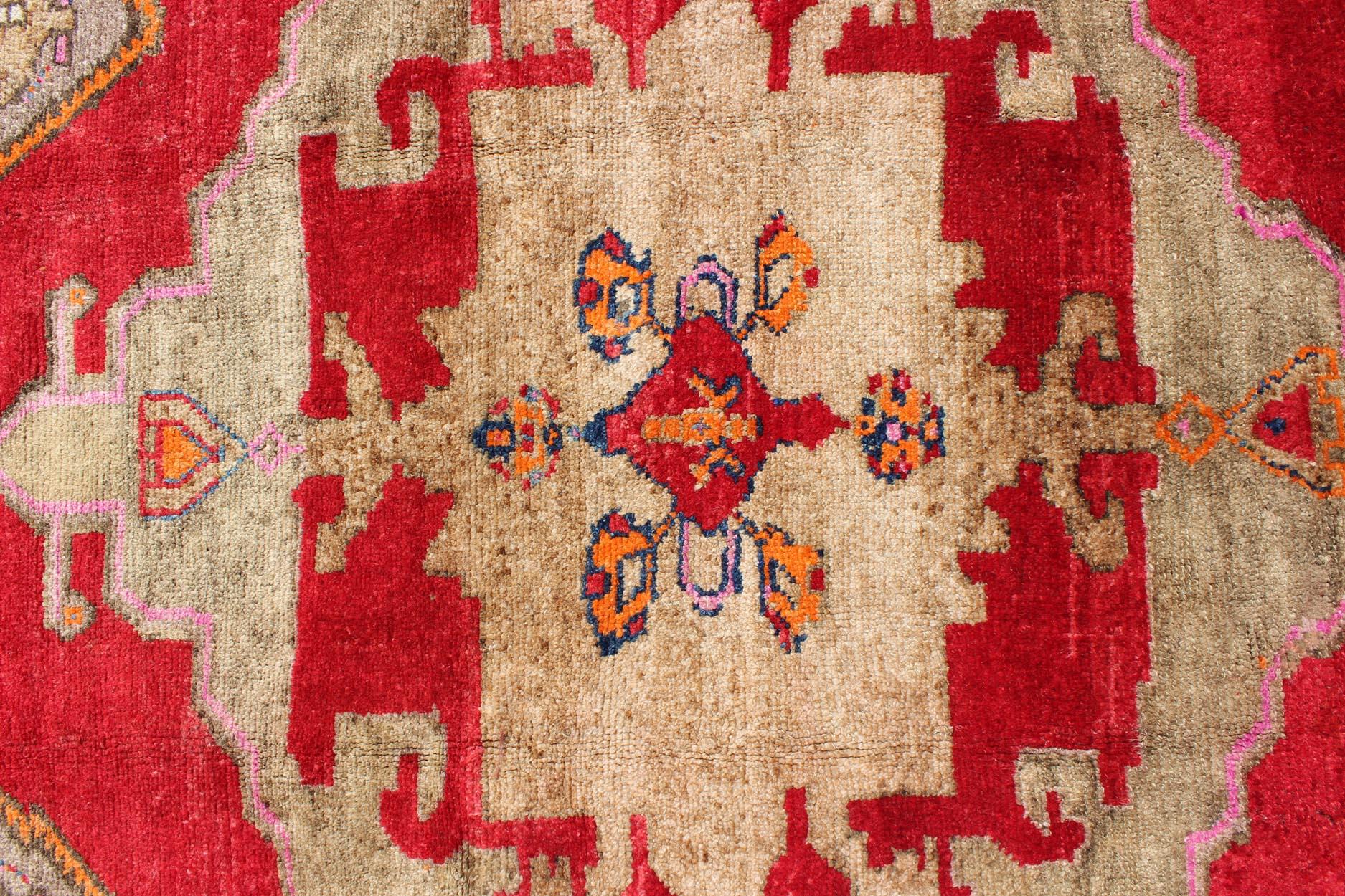 Alfombra Turca Oushak Vintage Rojo Brillante y Topo con Diseño de Medallón Doble en venta 1