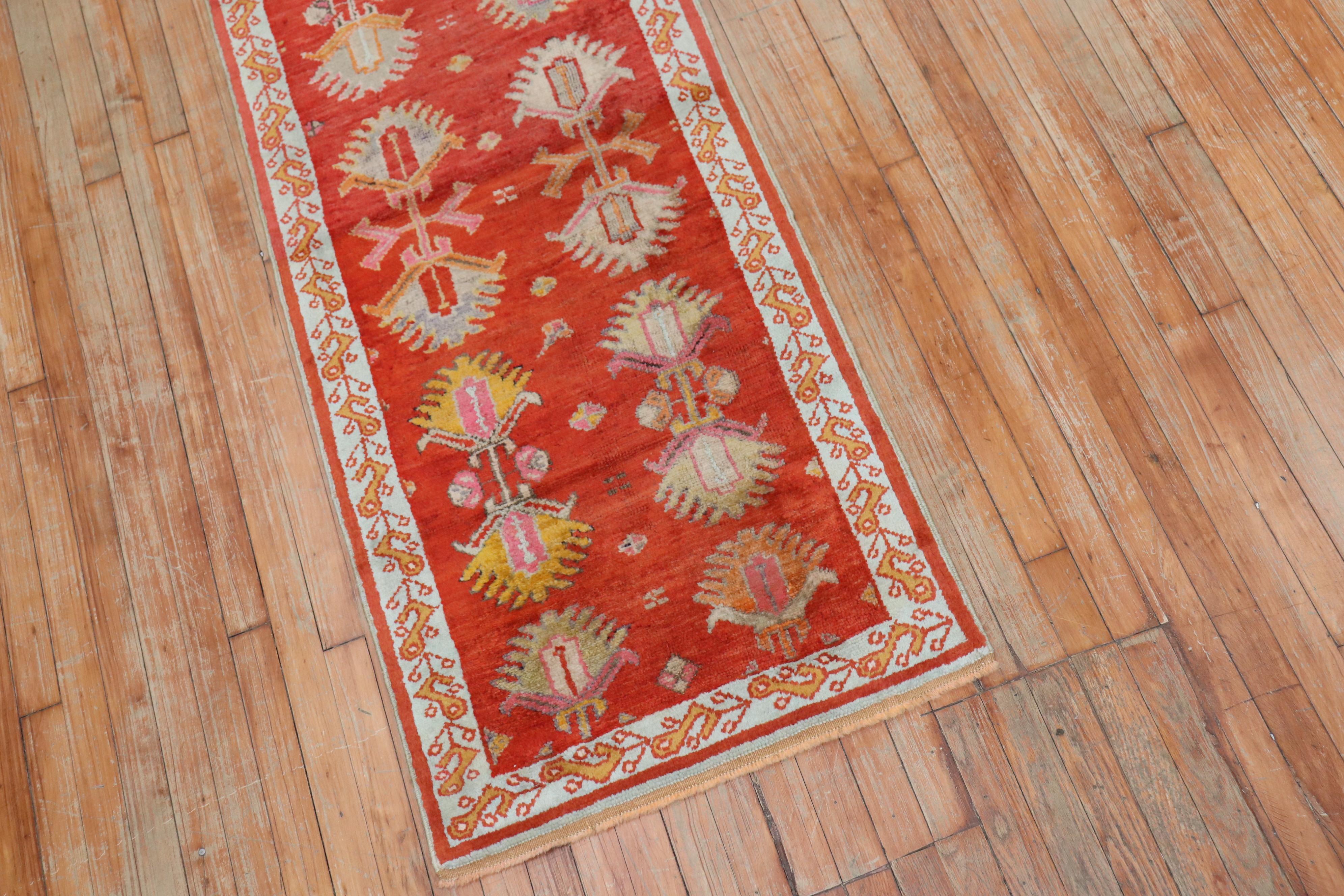 Bohème Tapis de couloir court antique Oushak rouge vif en vente