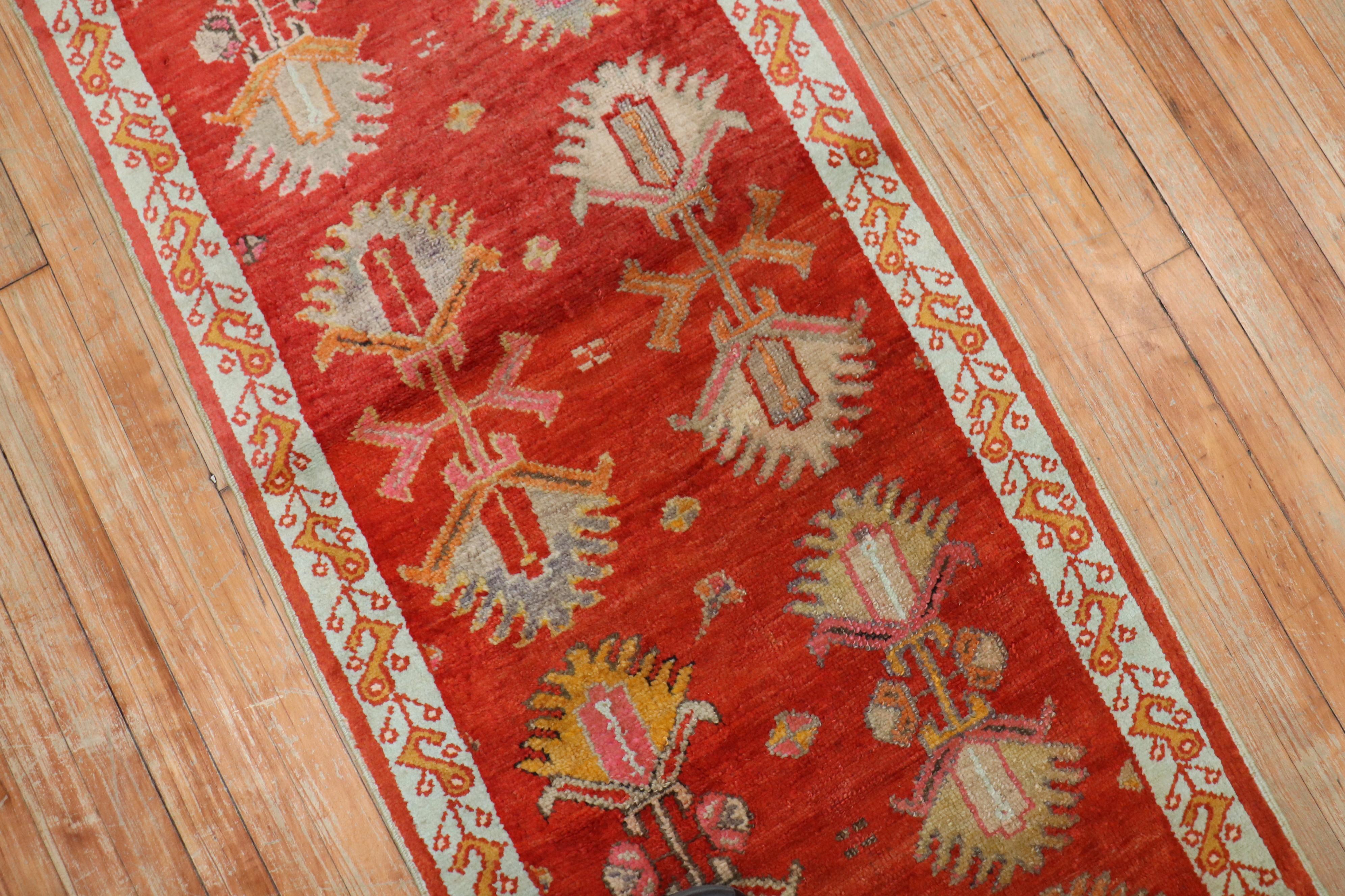 Tapis de couloir court antique Oushak rouge vif Bon état - En vente à New York, NY